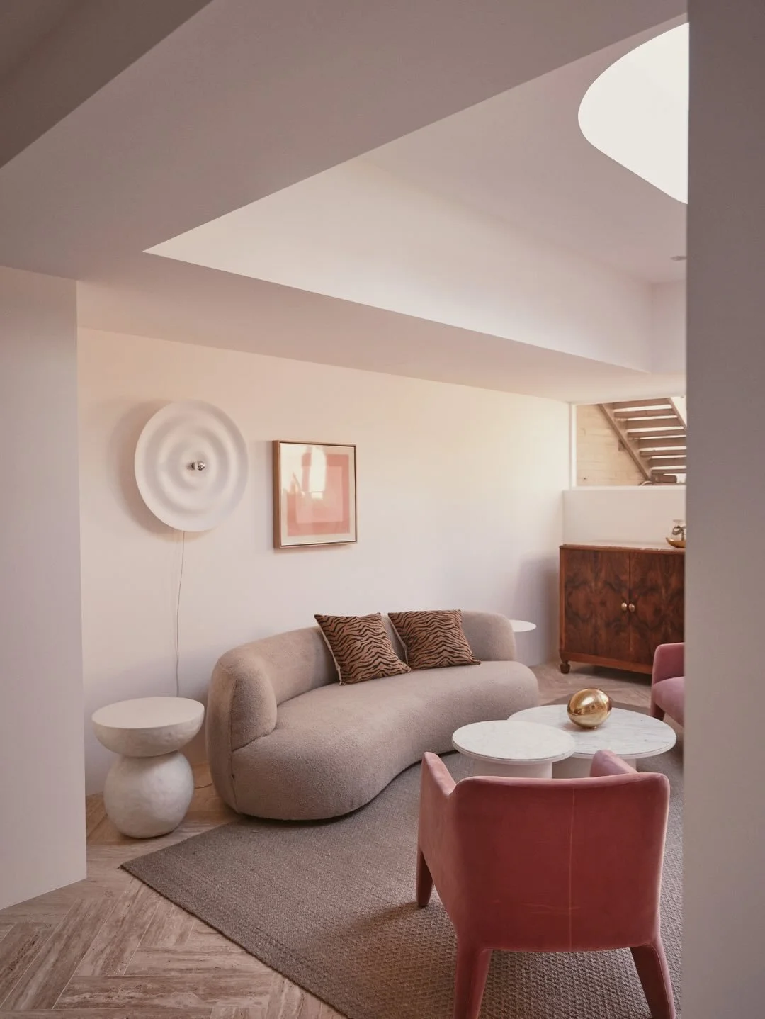 OUR TV ROOM FOR TARELLA.

A space where everyone lands, inspired by connection and purpose (hidden tv behind the joinery) the living zone for TARELLA is defined.

A very feminine tonal palette, it blends with the surrounds and focuses on lounged seat