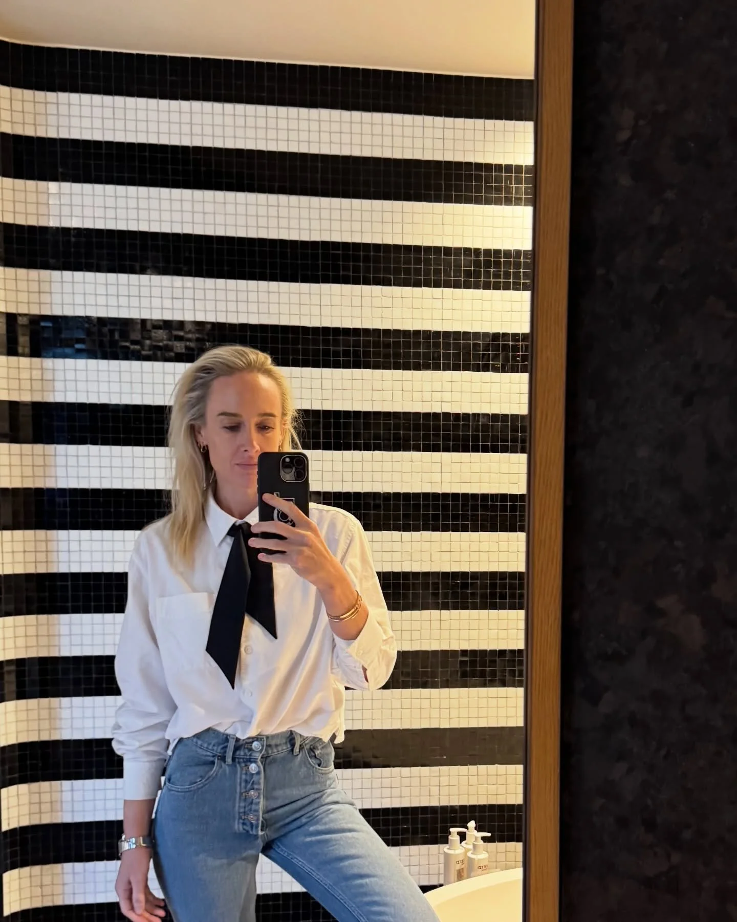 Lately! My salon project RIYA with @builtbymk_ is almost done and she is an absolute jewel box, insane lighting, chairs and art. Follow @riya.studios and stay tuned&hellip; special thanks to @the_limitless_projects @dna_decorators @hintonlinings @ele