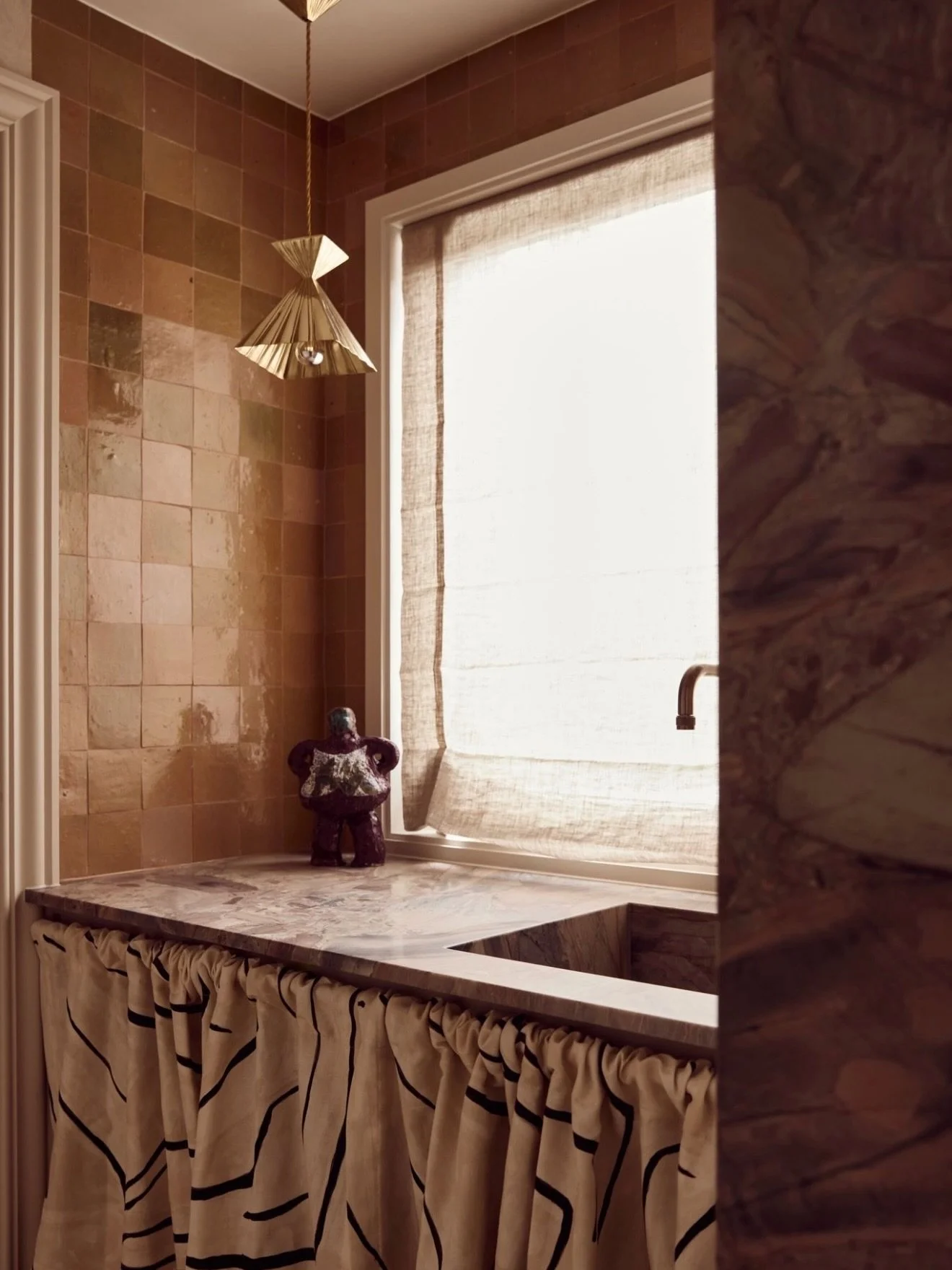 RIYA KITCHEN + BATHROOM.

A triumph of materiality, colour and jammed with personality. Always moments for art, always moments for stone, always moments for sculptural lighting. 

Build @builtbymk_ 
Photography by @lana.landsberry

CL xx

.
.
.
.
#in