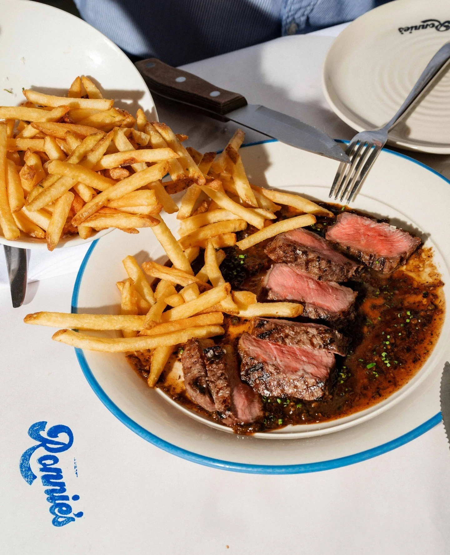 Peppercorn sauce this good shouldn't go to waste. Golden fries with the porterhouse - always.⁠
⁠
#Ronnies #Porterhouse #PeppercornSauce #MelbourneEats #SteakLovers #MelbourneFoodie #SteakNight #MelbourneRestaurants