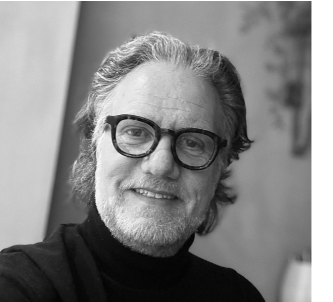 Sort silhouette af en persons hoved og skuldre på en grå baggrund