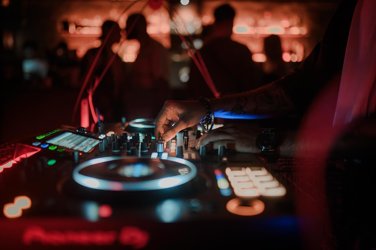 When the music hit, the floor answered. Still buzzing from this energy.

📸: @made.by.ez 

#thisbreaksus #voycerecords #voyce #voycegoa #recordingstudio #musicproduction #coworking #artist #musictech #musicbusiness #futuremusic #music #electronicmusi
