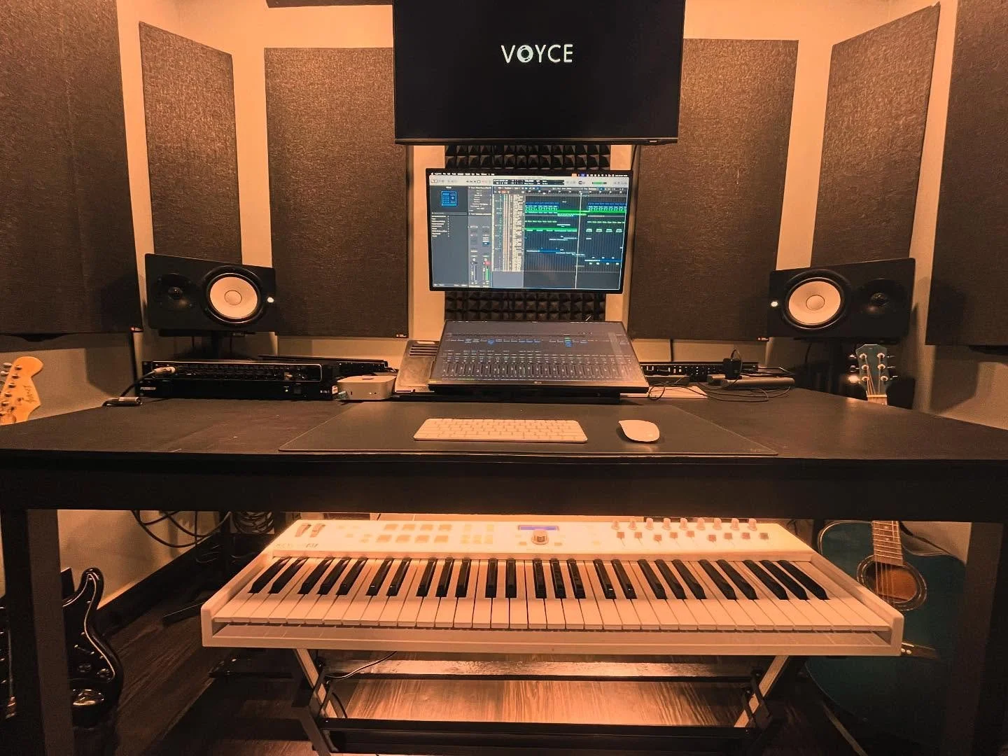 The desk, the DAW, the moment. Zoned in.

#voyce #voycegoa #recordingstudio #musicproduction #coworking #artist #musictech #musicbusiness #futuremusic #music #electronicmusic