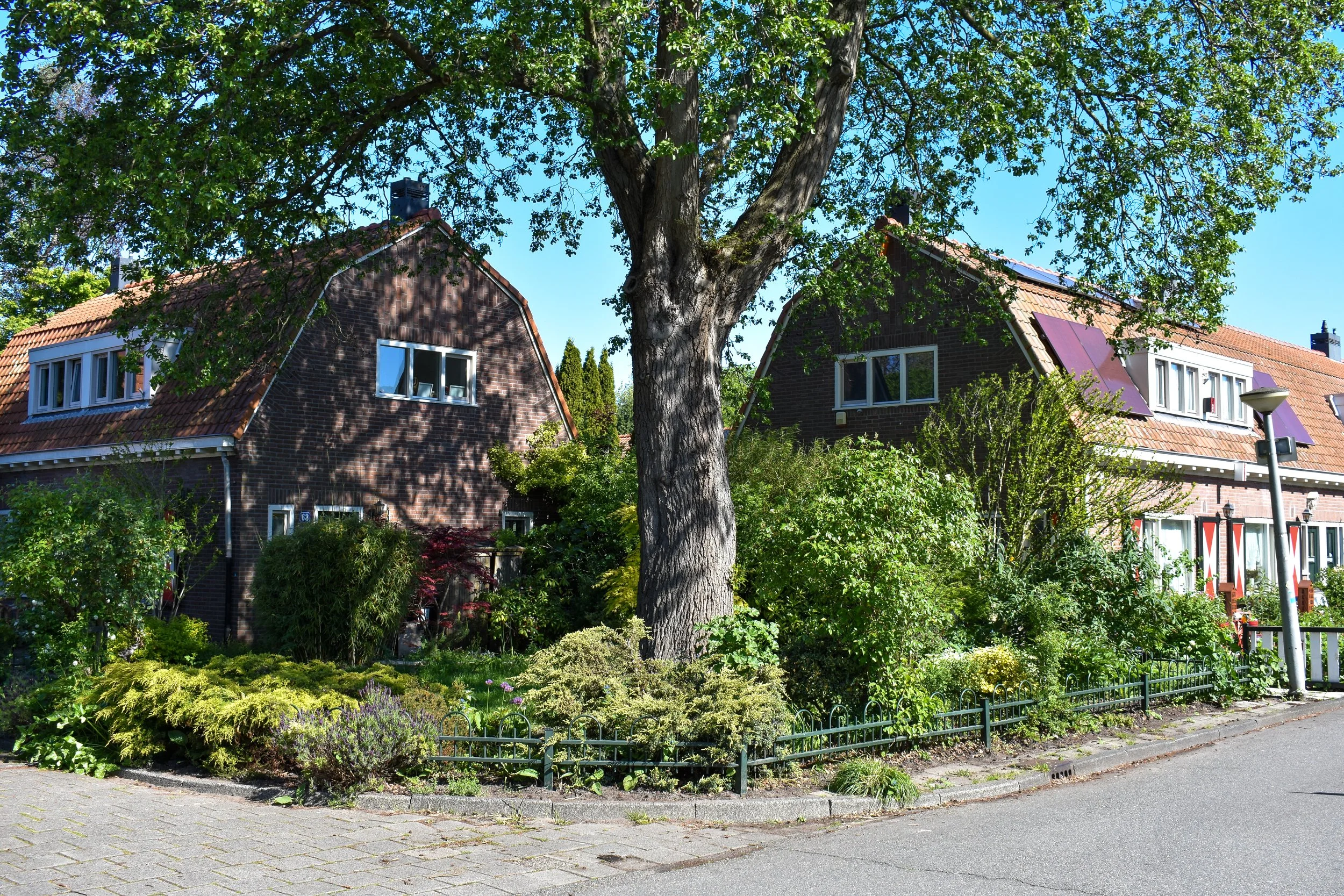 De hoektuin bij u om de hoek
