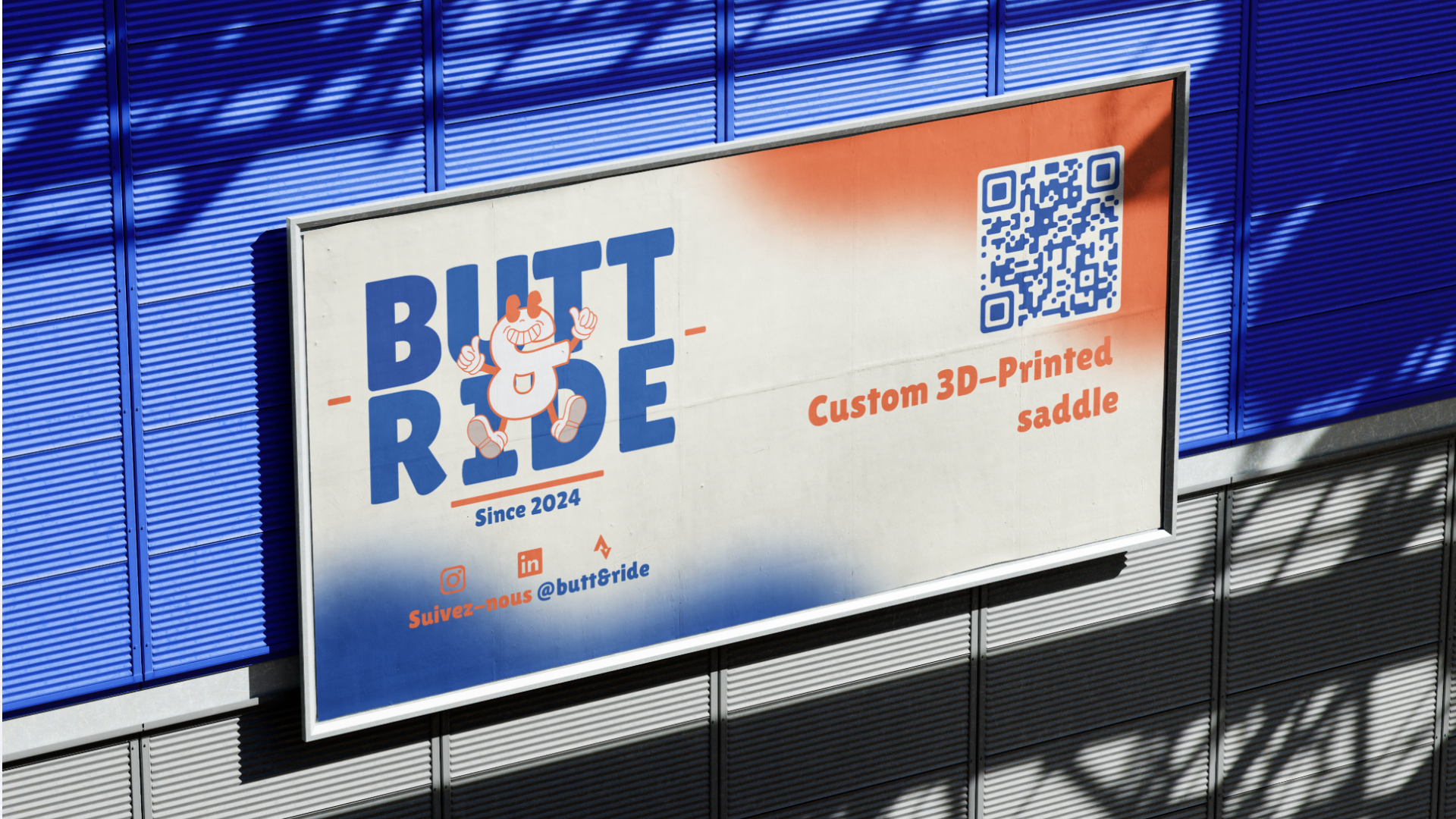 Panneau publicitaire pour Butt & Ride, une entreprise de selles personnalisées en impression 3D, avec un logo d'un dessin animé de toilette souriant et dansant, incluant un QR code, des icônes de médias sociaux et le texte en français et anglais.