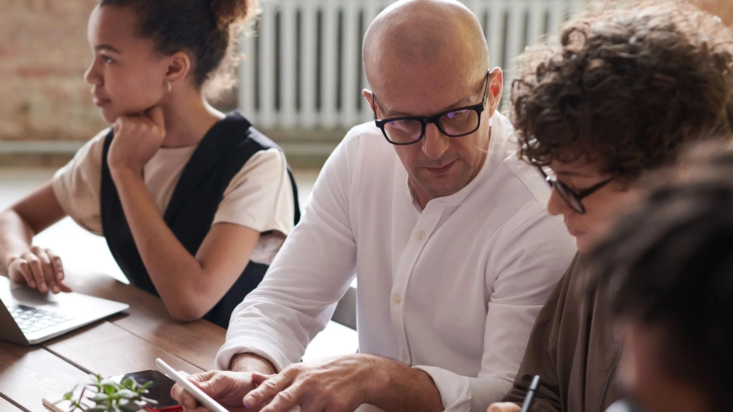 Die 5 Phasen der Teamentwicklung: So werden aus Mitarbeiter:innen leistungsfähige Teams