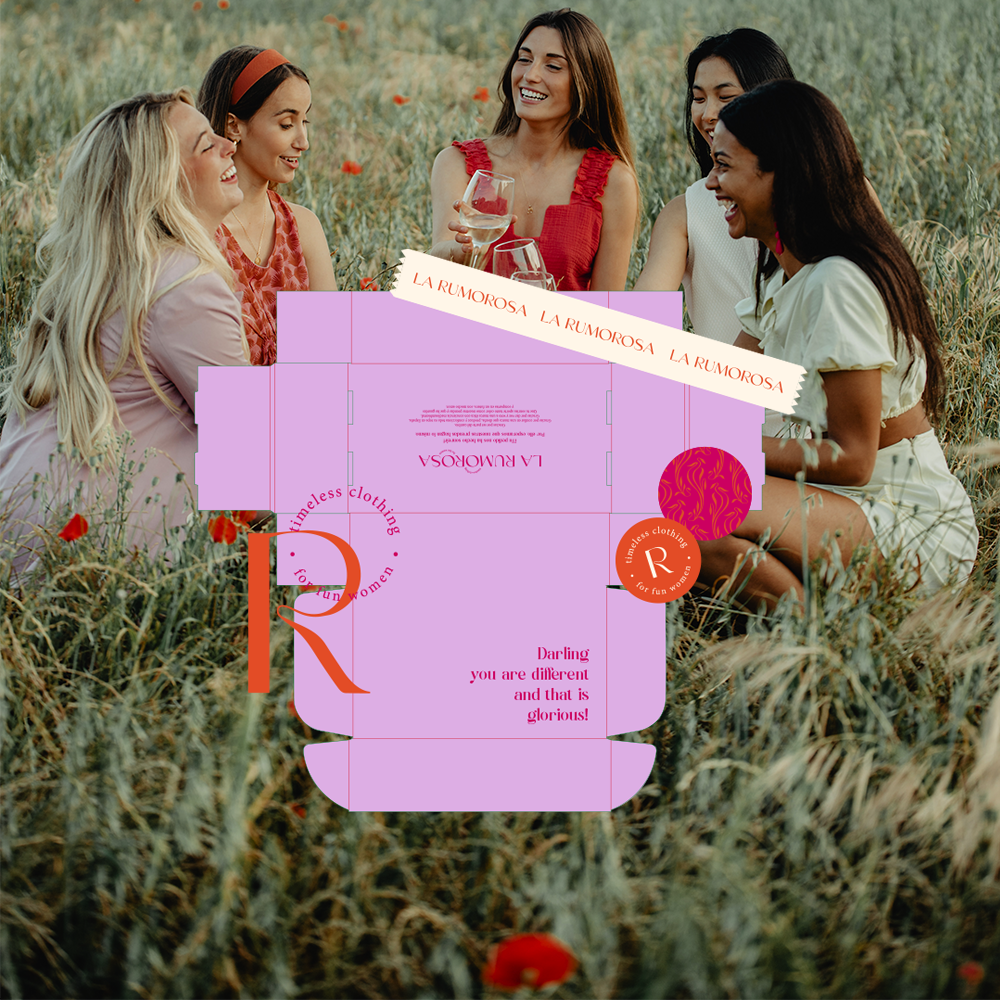 Grupo de cinco mujeres sentadas en un campo de flores, sonriendo y conversando, con una caja de cartón rosa con texto y logos en primer plano. Diseño de packaging para La Rumorosa, por GustoStudio.