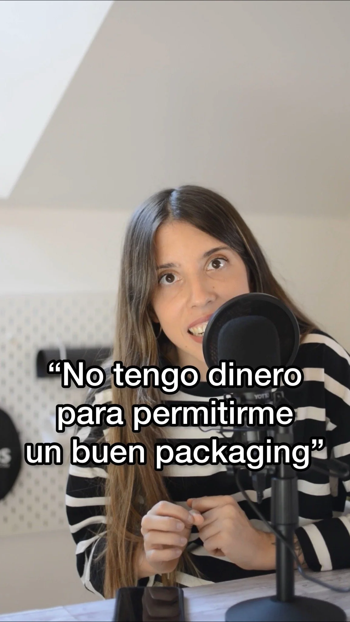 Directora Creativa del Studio que sale hablando frente a un micrófono con la frase en español: 'No tengo dinero para permitirme un buen packaging'.