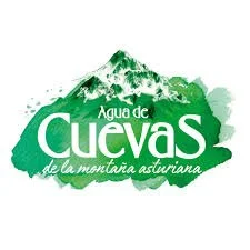 Imagen del logotipo de Agua de Cuevas, con una montaña verde al fondo. Un cliente para el que he sacado fotos para sus redes sociales