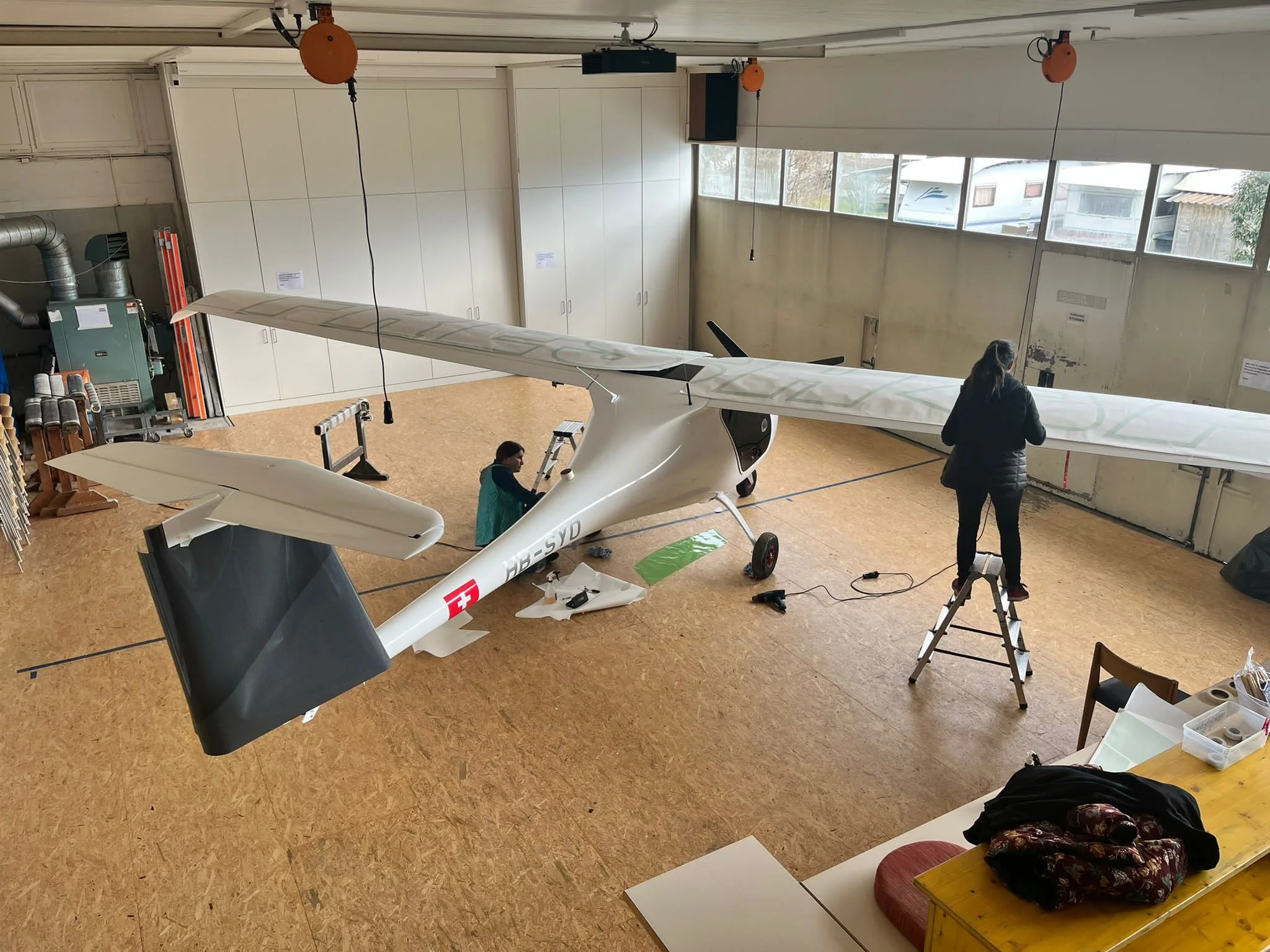 Elektroflieger wird neu foliert