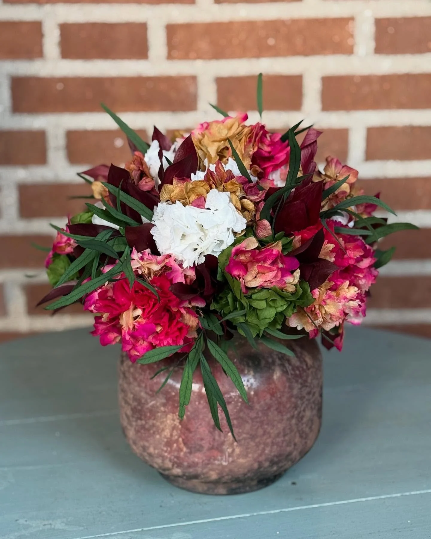 Jarr&oacute;n de vidrio reciclado en tonos rosas y marrones con flores y verdes preservados para el D&iacute;a de la Madre 

📞 WhatsApp pedidos 606459493