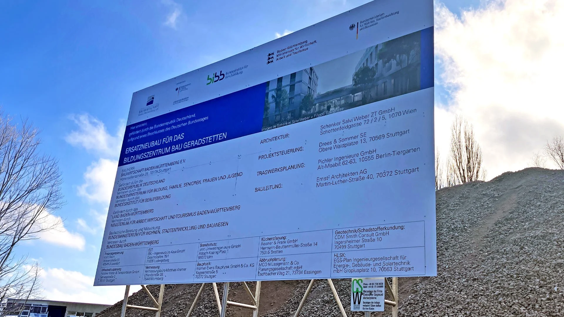 Sichtbares Zeichen des Baubeginns: Bauschild steht