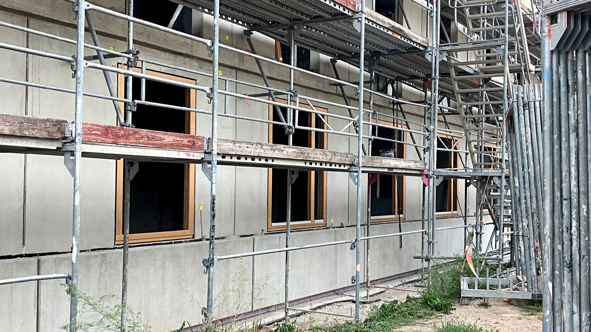 Die ersten Holzfensterrahmen wurden geliefert und eingebaut