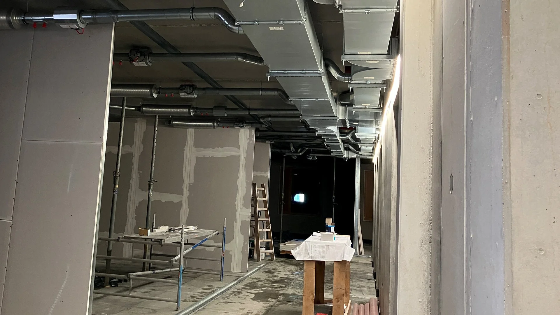 Auch der Innenausbau im Verwaltungstrakt schreitet voran