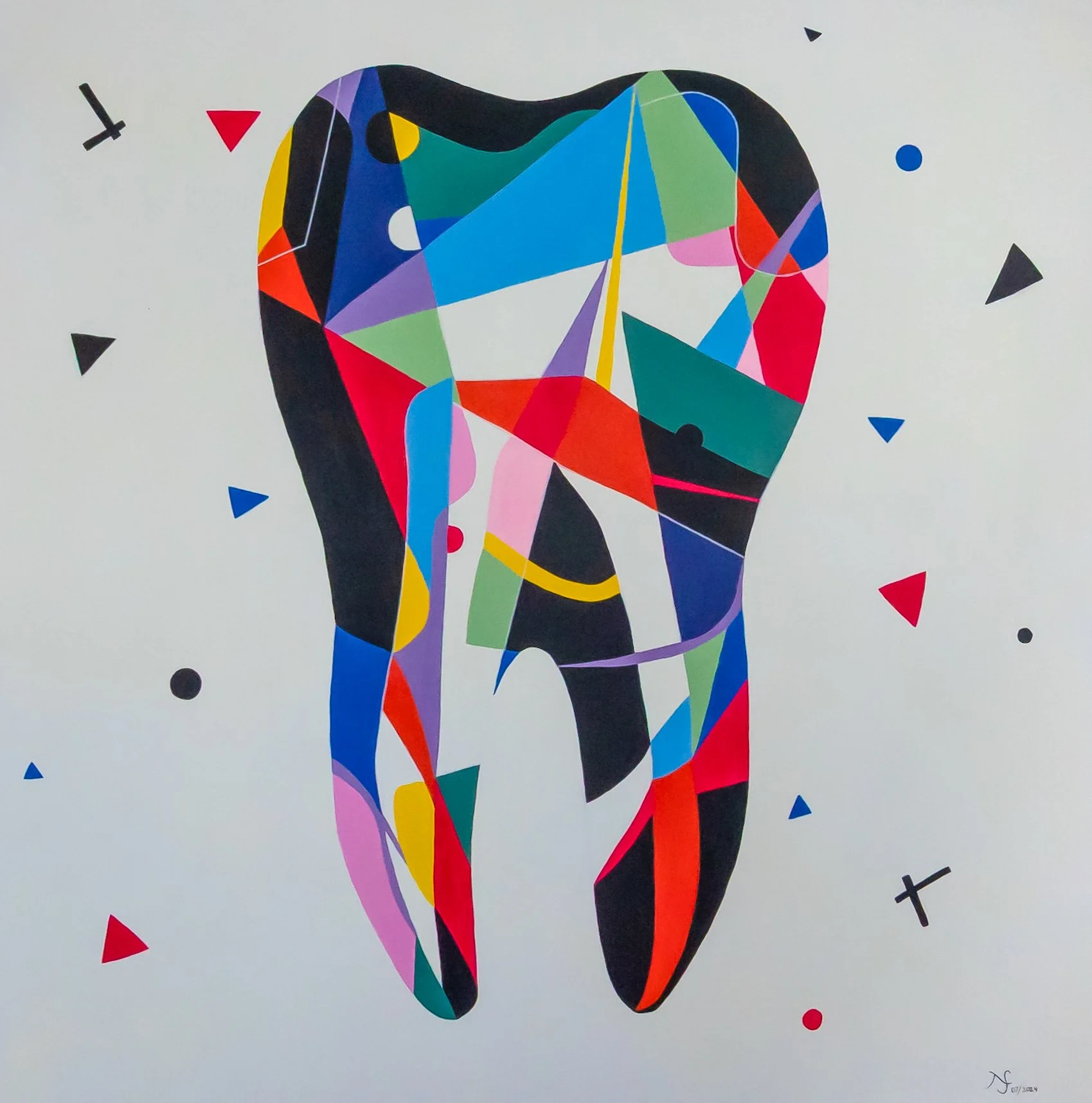 Kunstwerk eines bunten Zahns aus geometrischen Formen und Farbflächen auf weißem Hintergrund, umgeben von kleinen Dreiecken, Kreisen und Linien