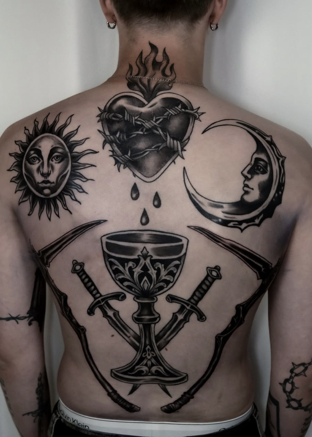 Composition de tatouages blackwork aux influences occultes sur le dos, réalisée à Bienne.