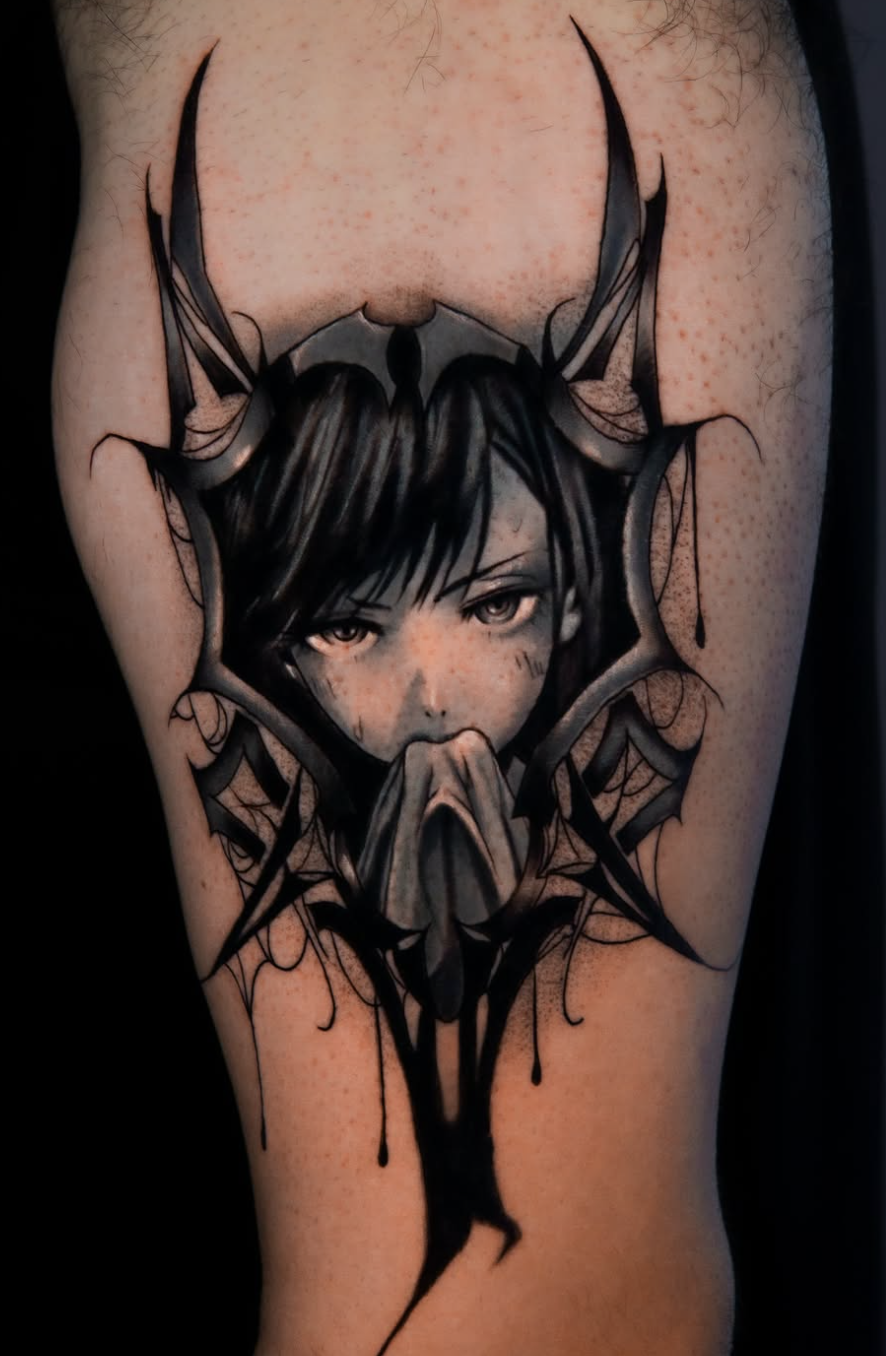 Tatouage inspiré de l’univers manga en blackwork et noir et gris réalisé à Bienne.