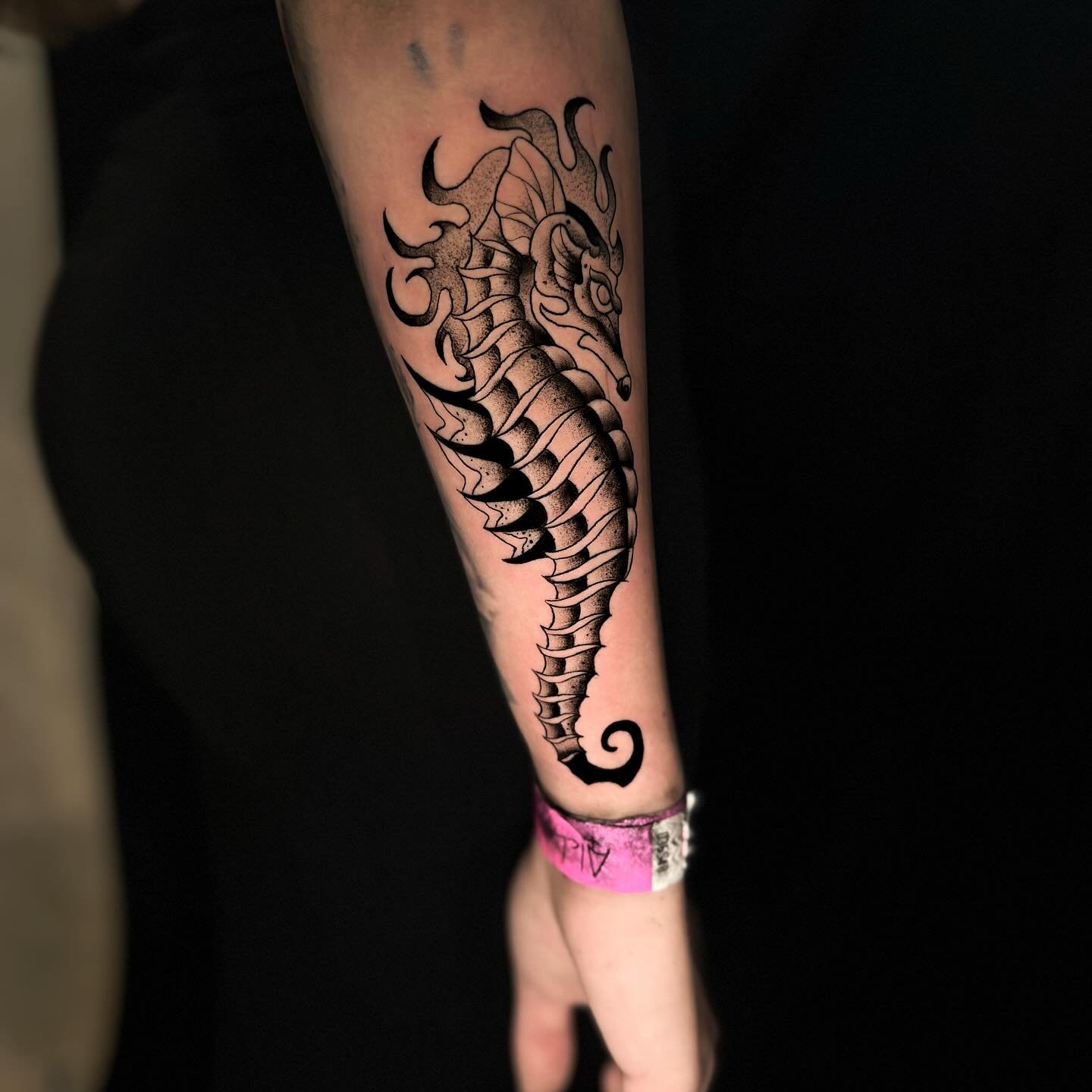 &bull;Sea horse&bull; 

Done only with the best Needles @5e.tattoostuff 🫡

#tatouage #seahorse #blackwork #blackworktattoos #blackworkerssubmission #dotwork #tattoo #swisstattooers #swisstattoo #swissink #bieltattoo #biennetattoo #corpusdecorae #lau