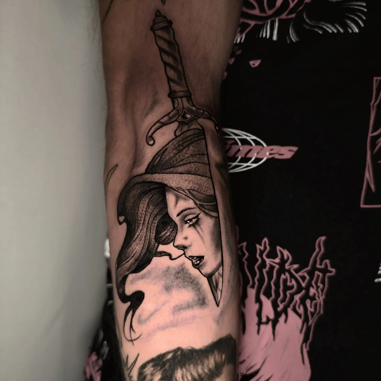 &bull;Blade&bull; 

Done only with @5e.tattoostuff 

#tattoo #blackandgrey #blackwork #realistictattoo #darktattoo #tattooartist #swisstattoo #tattoobiel #tatouagesuisse #tatouagebienne #tatouagelausanne #tatouageneuchatel #tatouagefribourg #tattoova