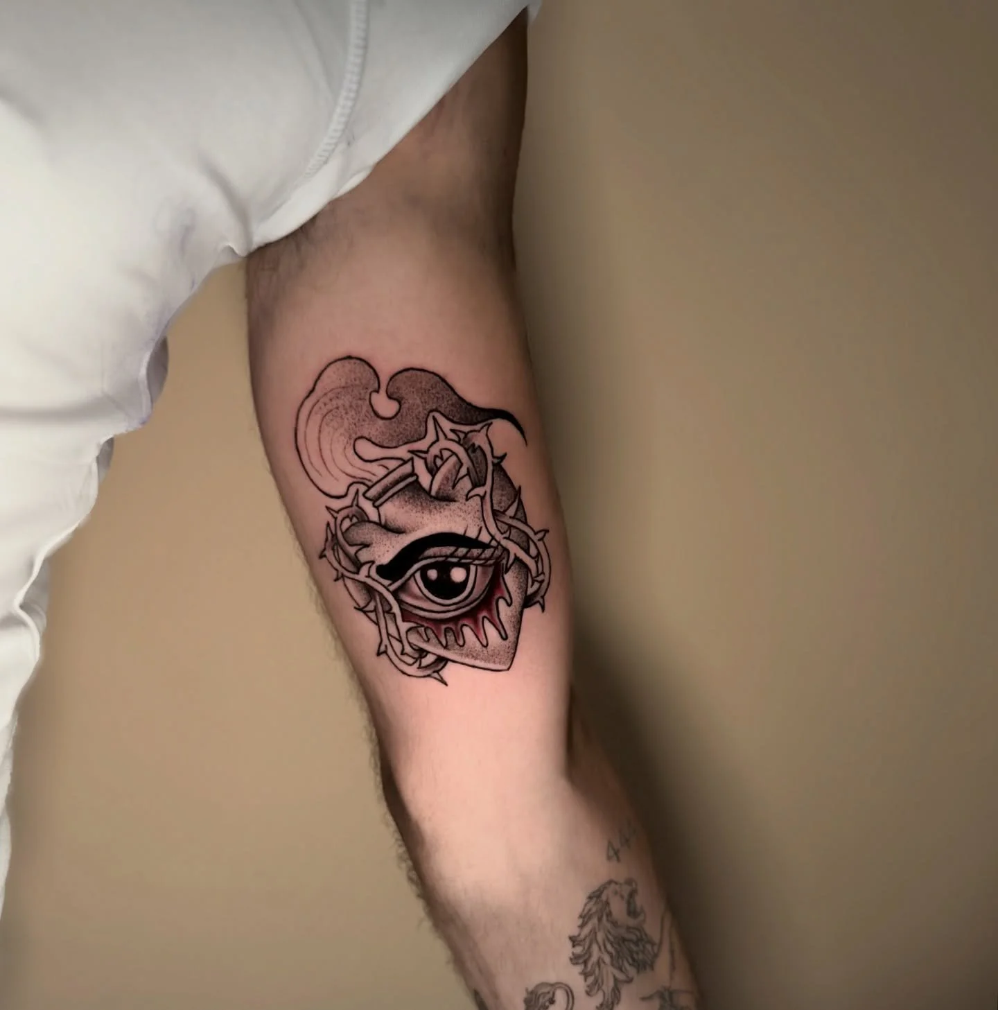 &bull;Heart&bull; 

Merci pour la confiance 🙏

Done with @5e.tattoostuff 

#heart #eyeheart #blackworktattoos #dorworktattoo #whipshaded #lausannetattoo #biennetattoo #swisstattoo #hearttattoo #boldlinetattoo #bielbienne #bieltattoo #juratattoo #sui