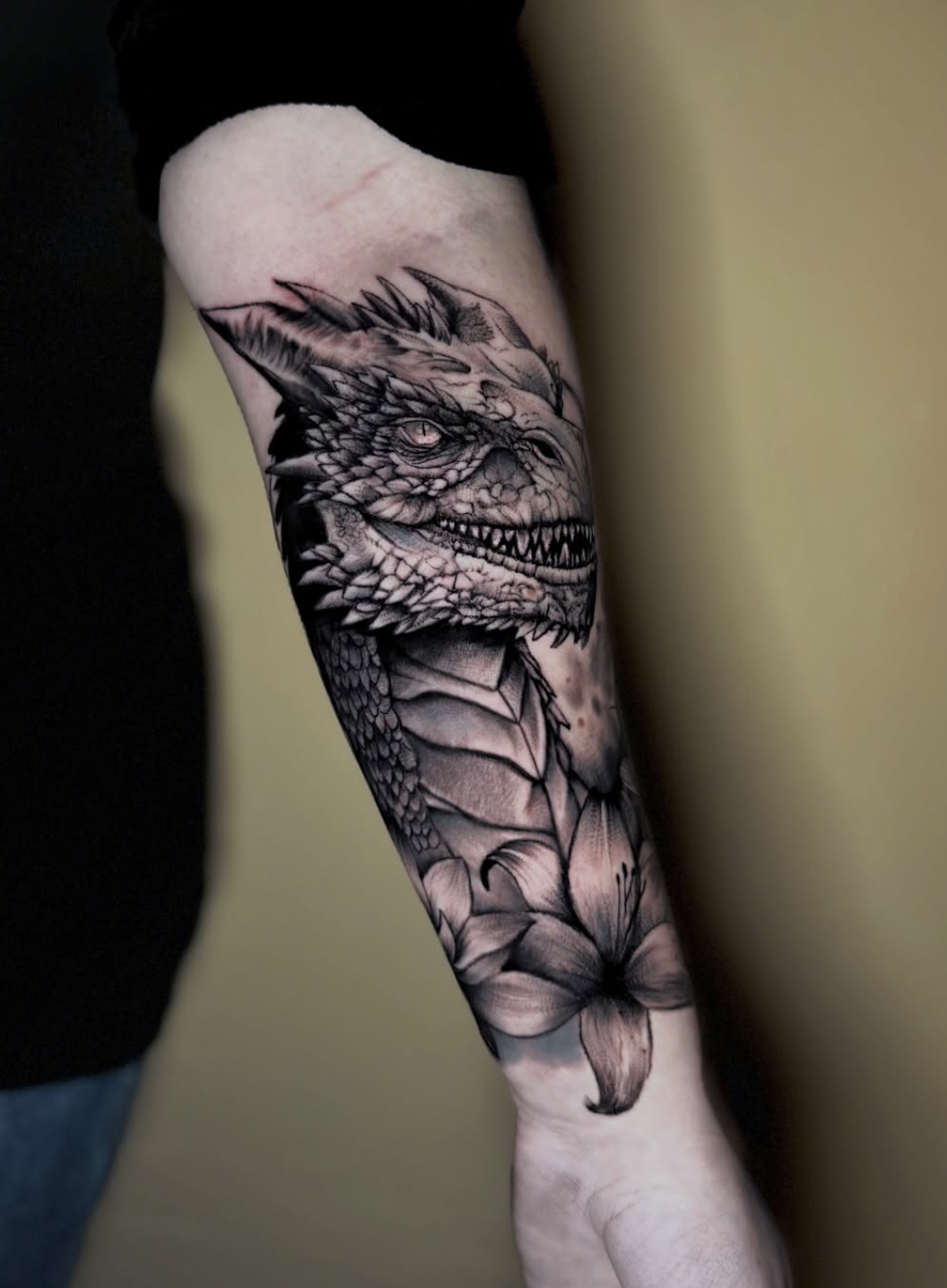 Tatouage de dragon réaliste en black and grey réalisé sur l’avant-bras à Bienne.