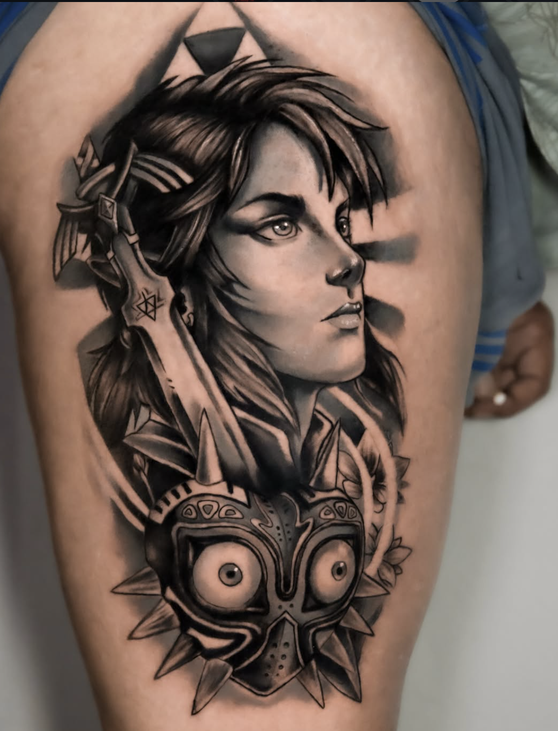 Tatouage Zelda en black and grey réalisé sur la cuisse à Bienne par André Dutoit.