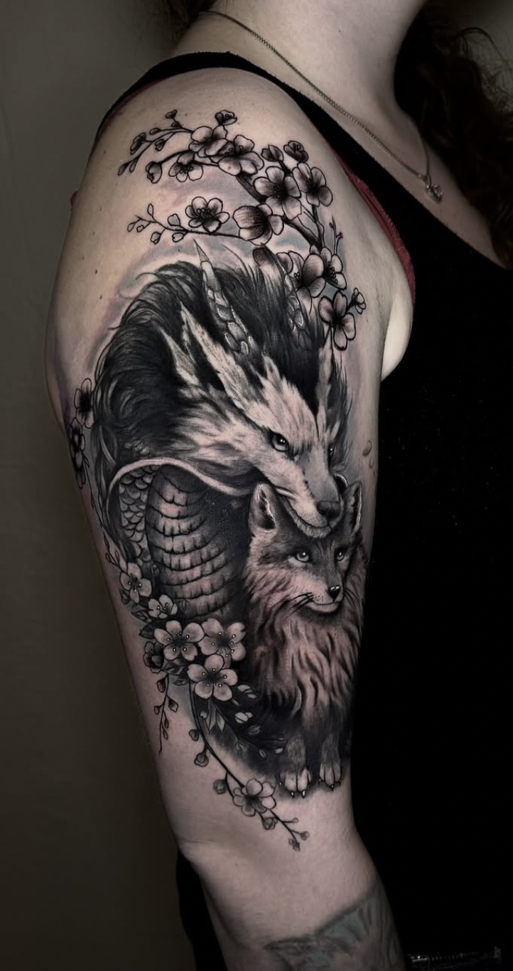 Tatouage de Haku sous sa forme de dragon dans Le Voyage de Chihiro, réalisé en black and grey à Bienne.