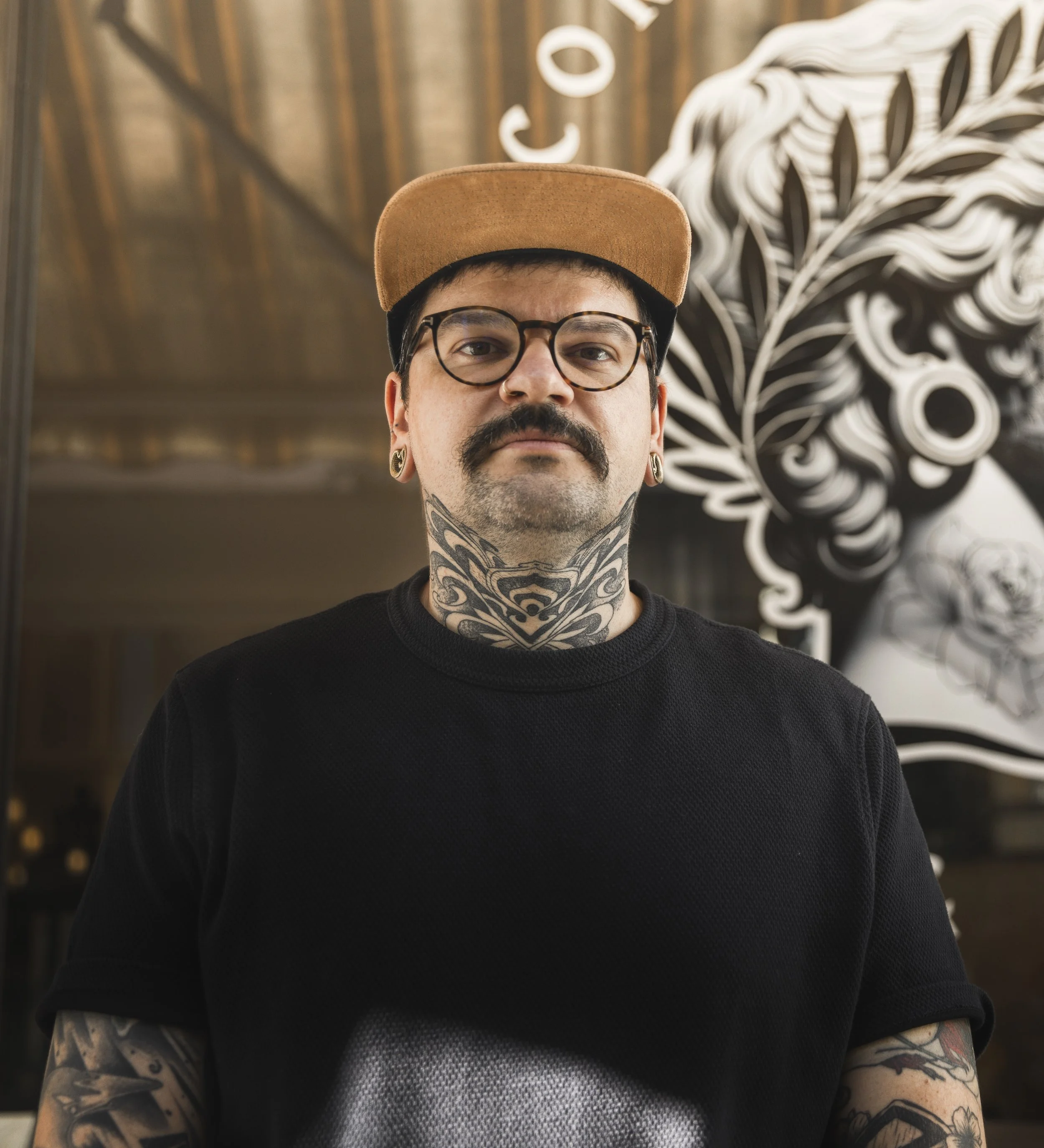 André Dutoit, tatoueur spécialisé en black and grey, réalisme, blackwork et dotwork à Bienne/Biel au studio Corpus Decorae.