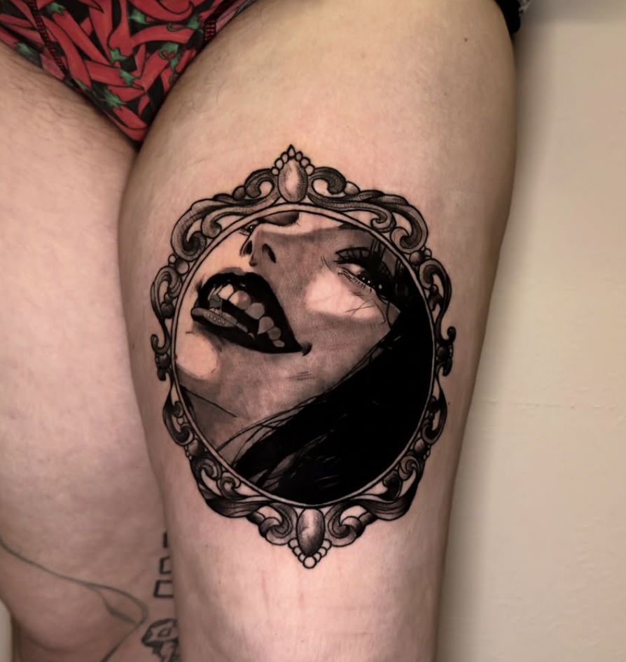 tatouage artistique d’un visage en style anime dans un cadre en noir et gris, réalisé à Bienne