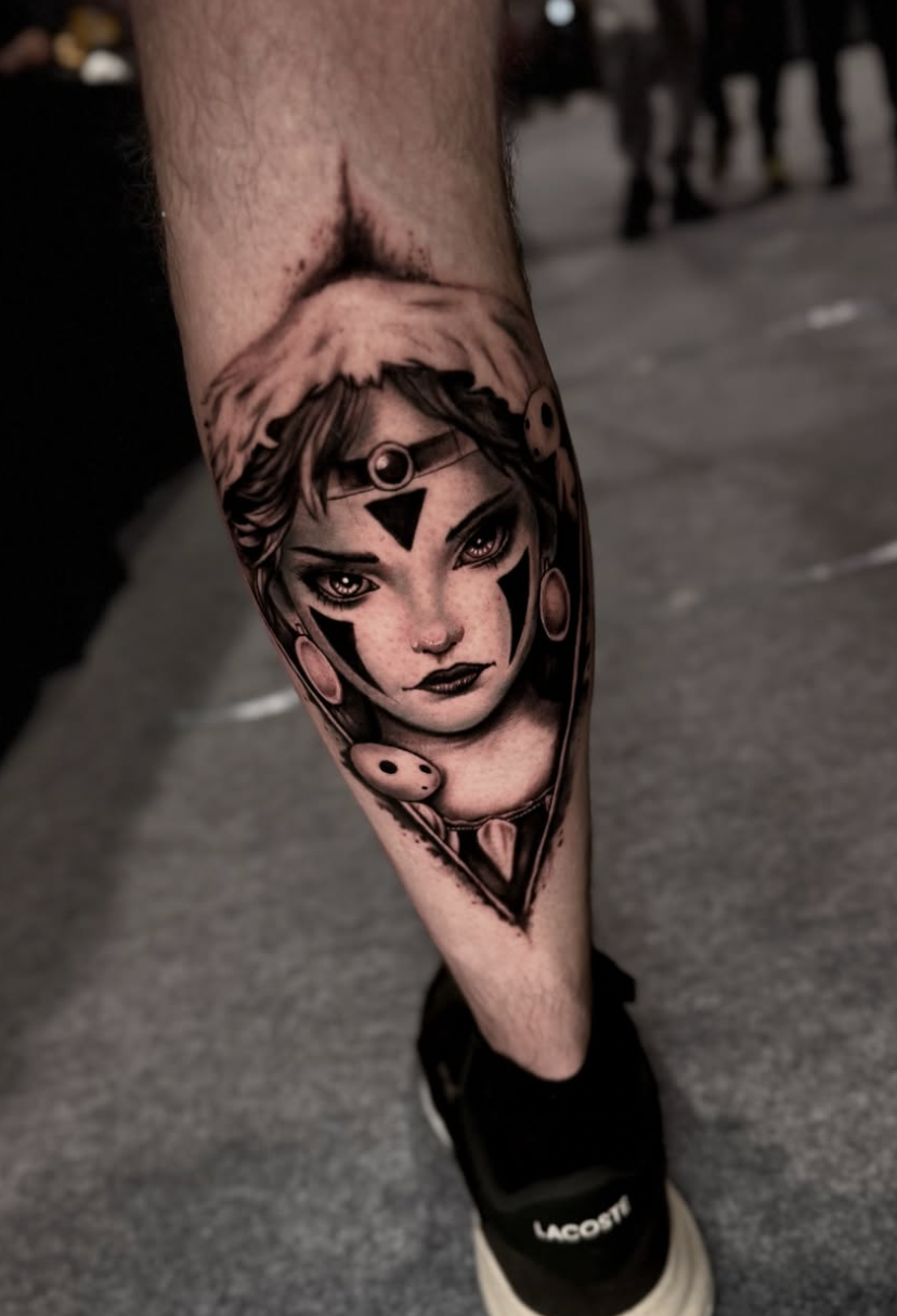 Tatouage Princesse Mononoké en noir et gris réalisé à Bienne par André Dutoit.