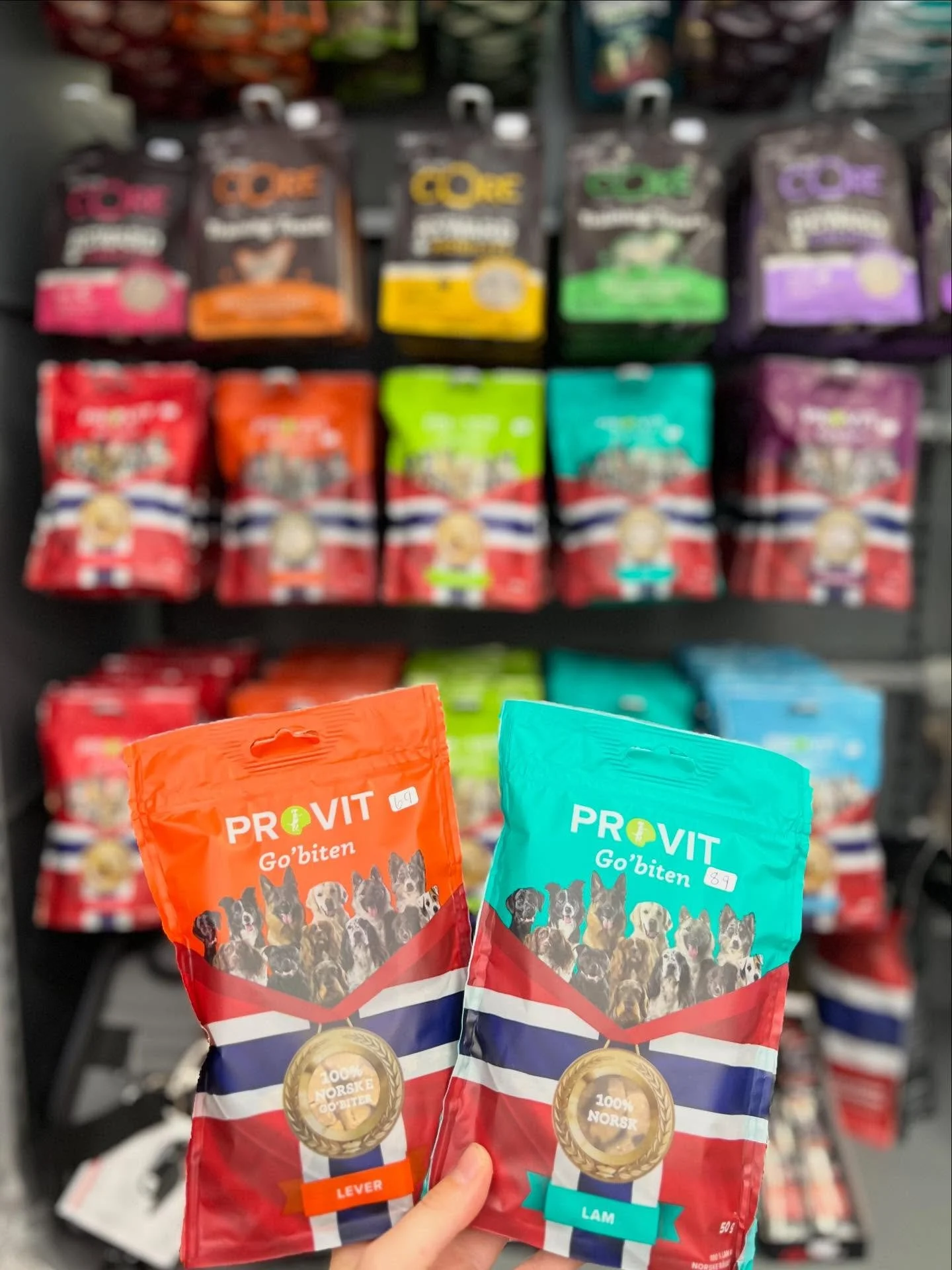 N&aring; har vi f&aring;tt inn masse nye godbiter! 🦴 Biff, hest, sei, kalkun, lam, reinsdyr, laks og kanin &ndash; vi har noe for enhver smak, ogs&aring; for de med allergi 🐾💕