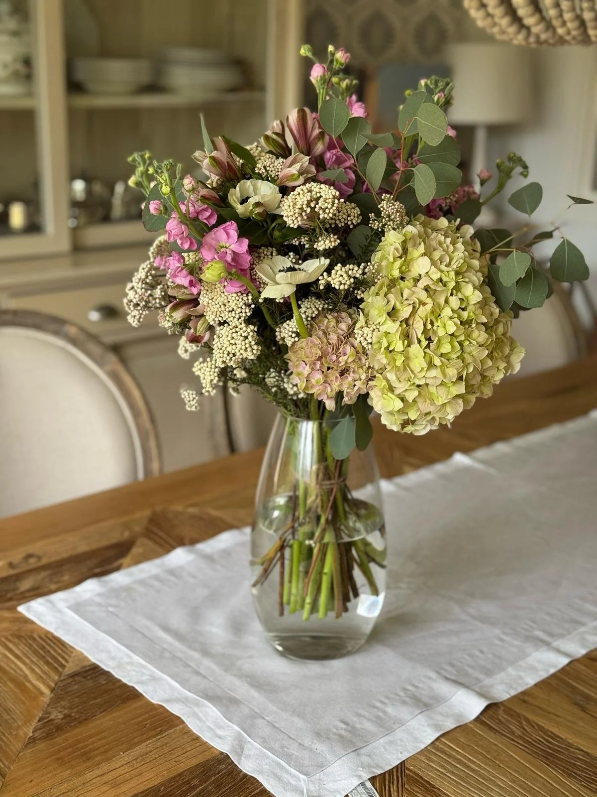 Ramo de flores en jarrón Mimosa & Co