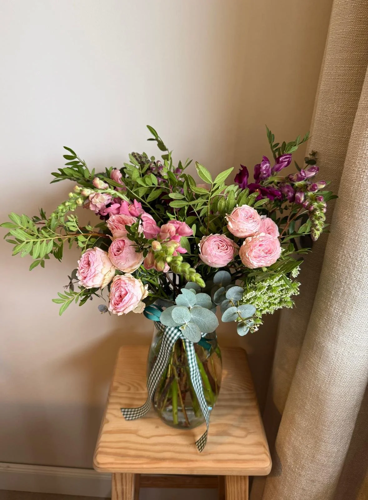 Ramo rosas en jarrón Mimosa & Co