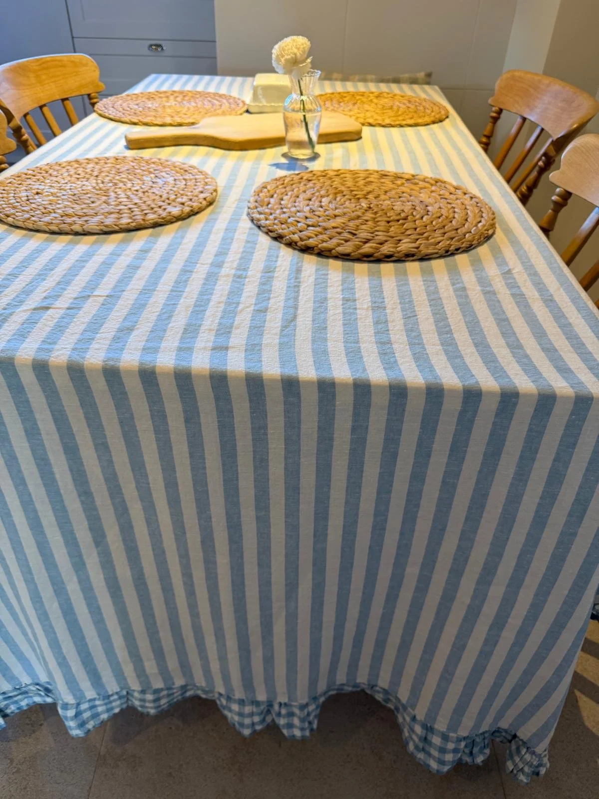 Mantel rayas azul volante.jpeg