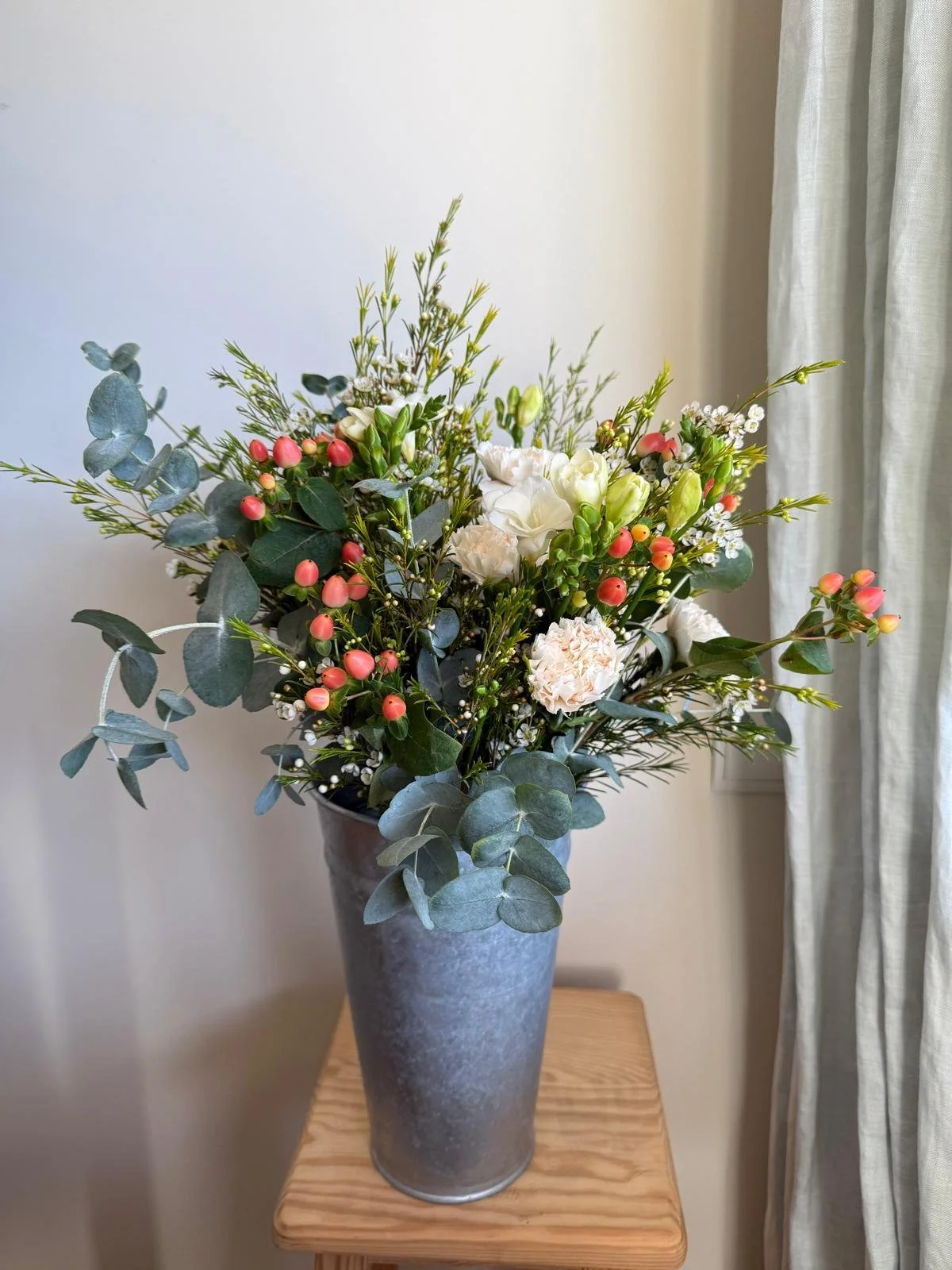 Ramo en jarrón silvestre Mimosa & Co