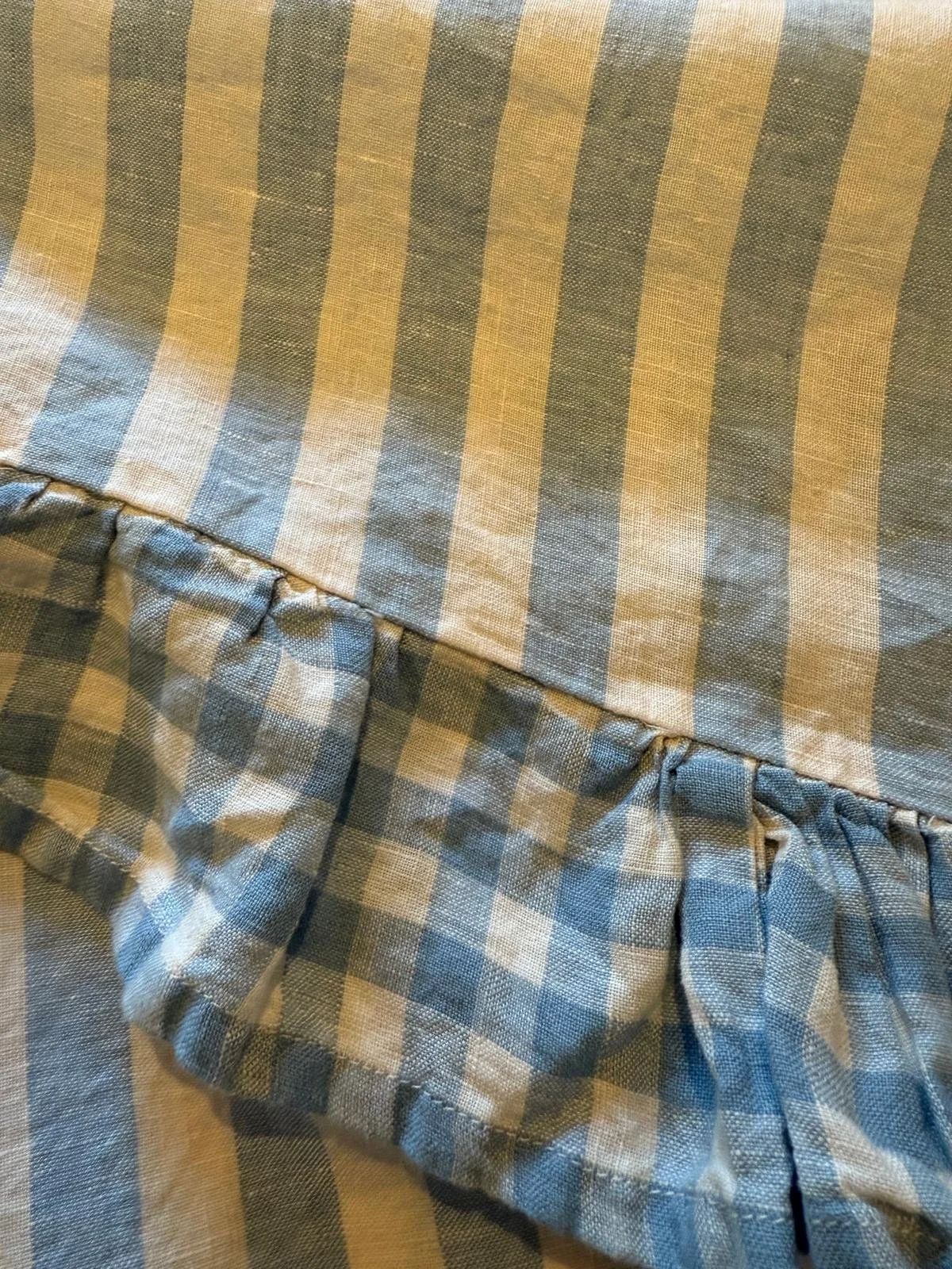 Mantel rayas azul detalle volante.jpeg