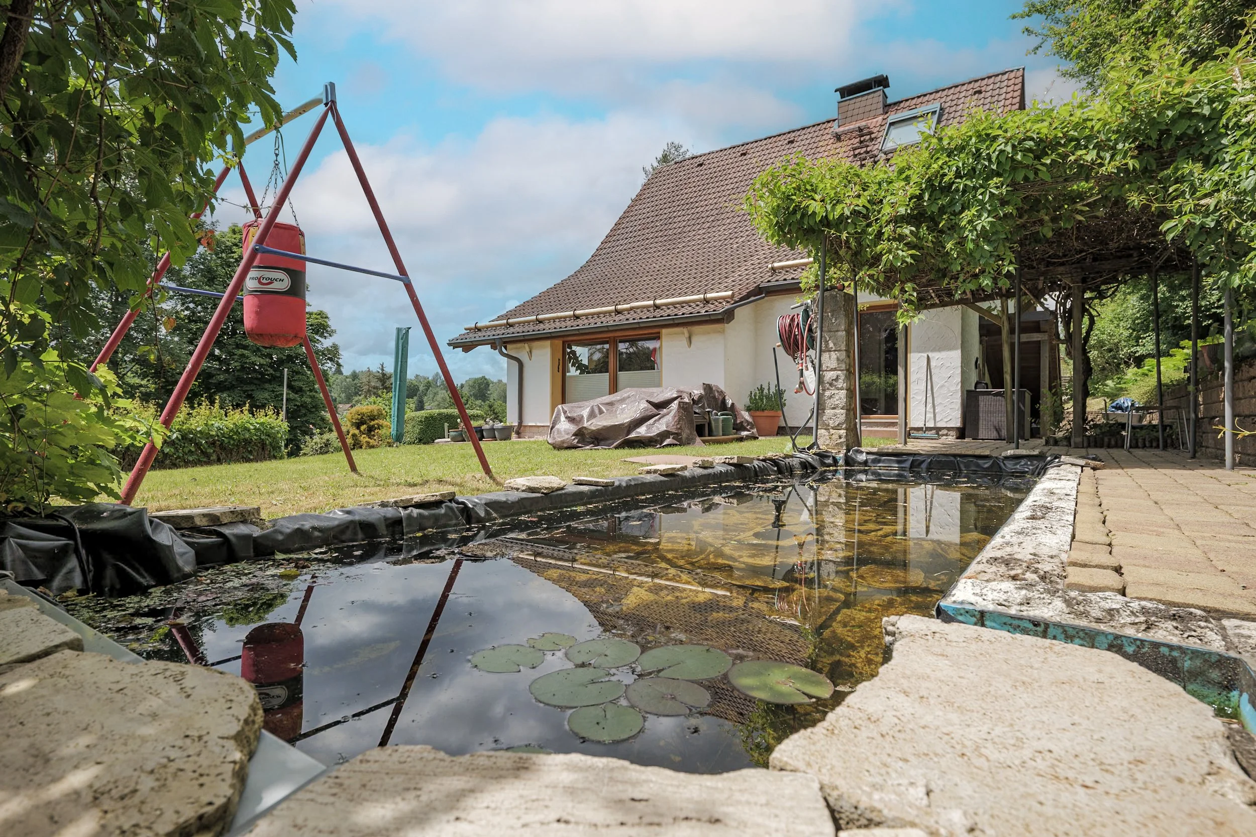 Blick vom Teich zum Haus