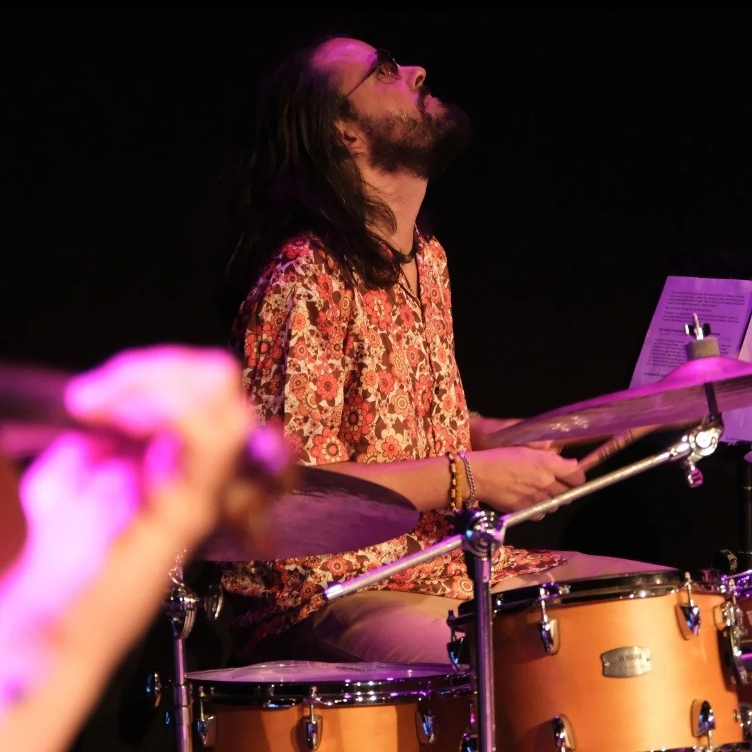 Sabato 17 gennaio vi aspettiamo al Teatro di Meano per 🤩
𝐔𝐧𝐚 𝐧𝐨𝐭𝐭𝐞 𝐚𝐥 𝐂𝐡𝐞𝐥𝐬𝐞𝐚 𝐇𝐨𝐭𝐞𝐥
𝐋'𝐮𝐥𝐭𝐢𝐦𝐨 𝐫𝐢𝐟𝐮𝐠𝐢𝐨 𝐝𝐞𝐥𝐥𝐚 𝐁𝐞𝐚𝐭 𝐆𝐞𝐧𝐞𝐫𝐚𝐭𝐢𝐨𝐧

Uno spettacolo concerto che ripercorre alcuni anni del pi&ugrave; eccl