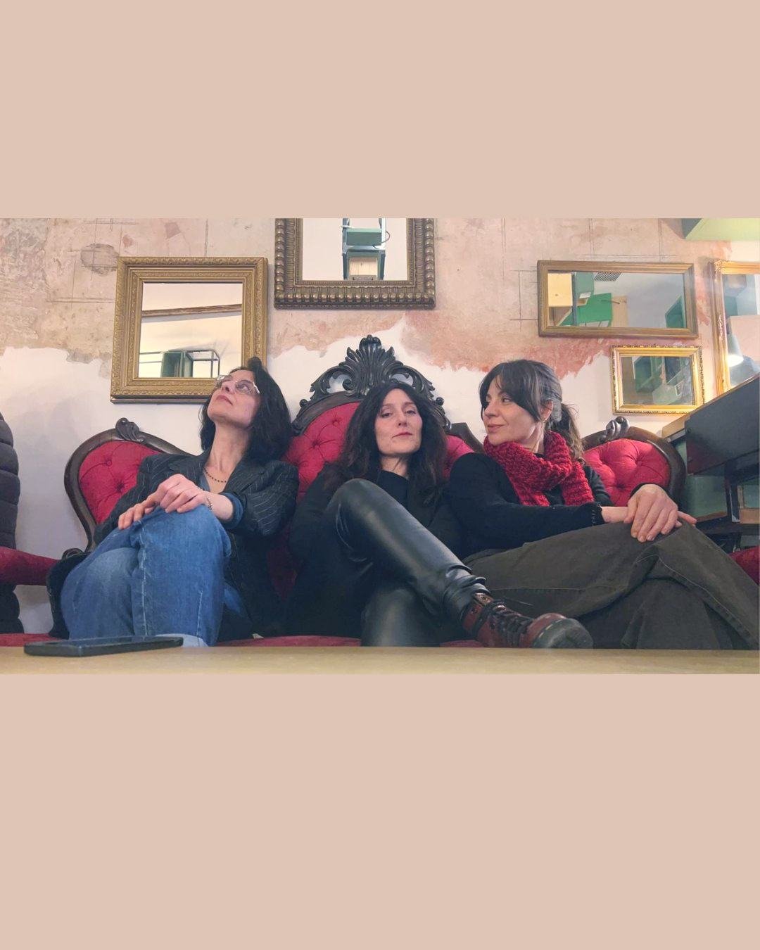 𝐌.𝐎𝐭𝐡𝐞𝐫  &egrave; una delle prime produzioni dei Rifiuti Speciali. 
Uno spettacolo a cui siamo molto affezionate, che abbiamo portato in giro in ogni dove, e che oggi ritorna 🤩 .

𝐌.𝐎𝐭𝐡𝐞𝐫 racconta con ironia e senza sconti le fatiche del