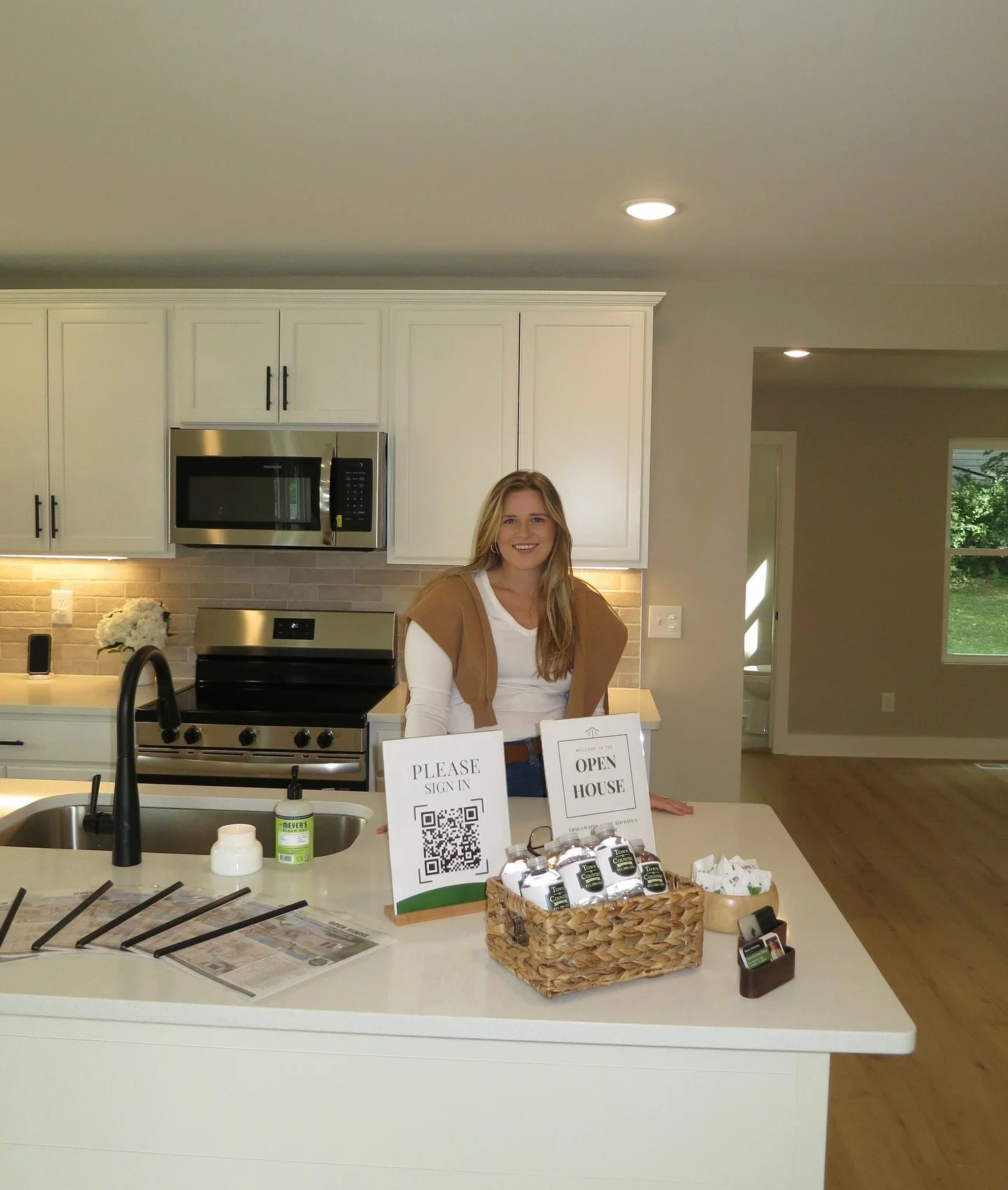 First open house in the books!
I’ll admit I spent a good amount of time admiring the tub-to-ceiling tile 🤷🏼‍♀️
1913 Morris Ave is a charming 3 bed, 1.5 bath home right in the heart of Columbia, TN. It’s full of character and the p