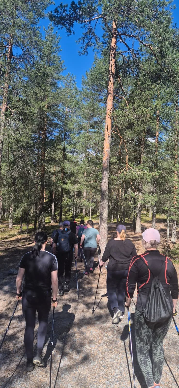 Sauvakävelyä ja koordinaatiota Mukkavuopajalla