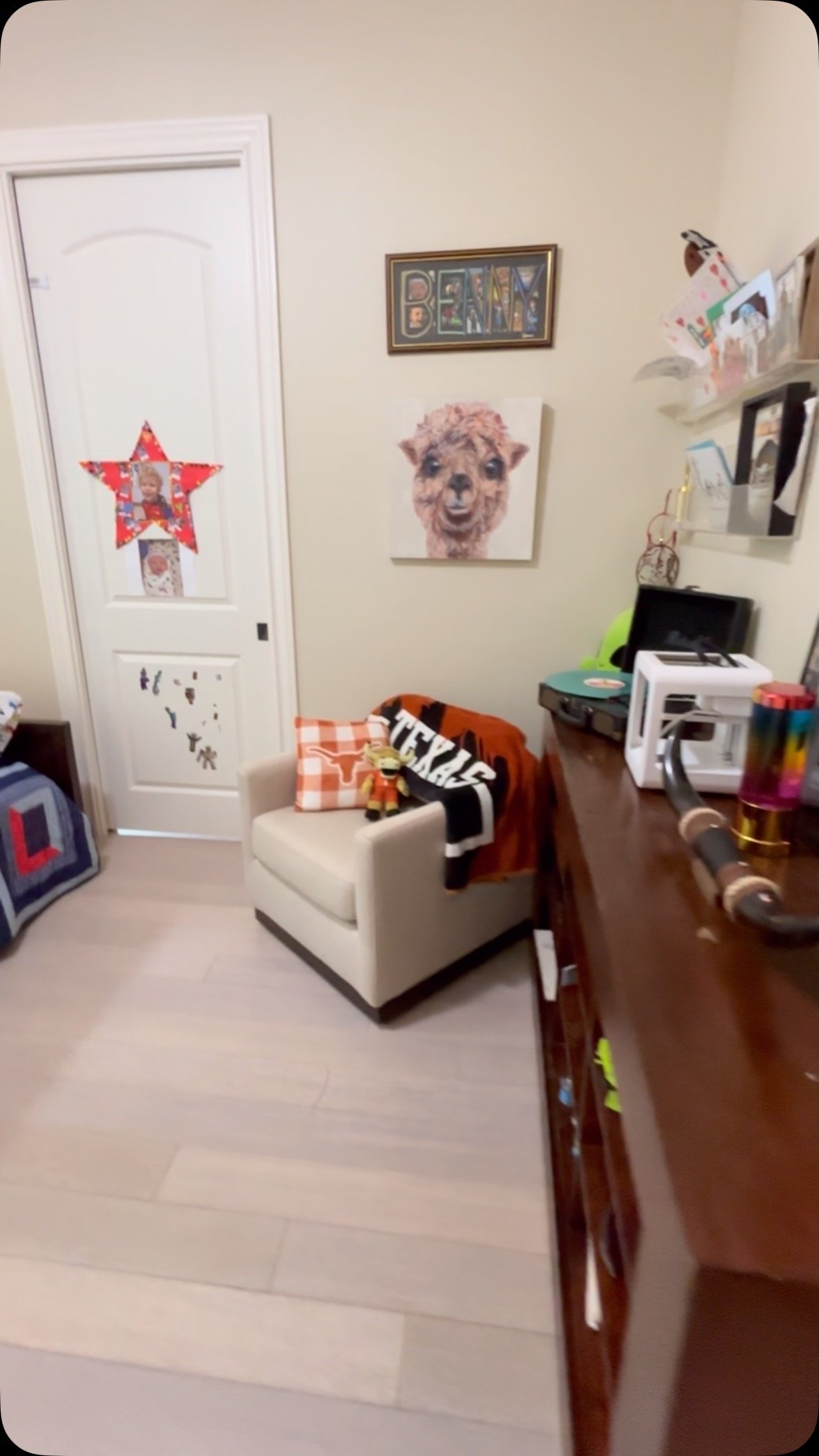 LOL to this audio ๐คฃ๐คฃ๐คฃ spoken like a true kid!
By removing a shelf of *stuff*, it allowed me to shift the bed (which held more *STUFF* on the backside!— no mas!). And yet, there is still ample space for all this kiddo’s little Knick-kna