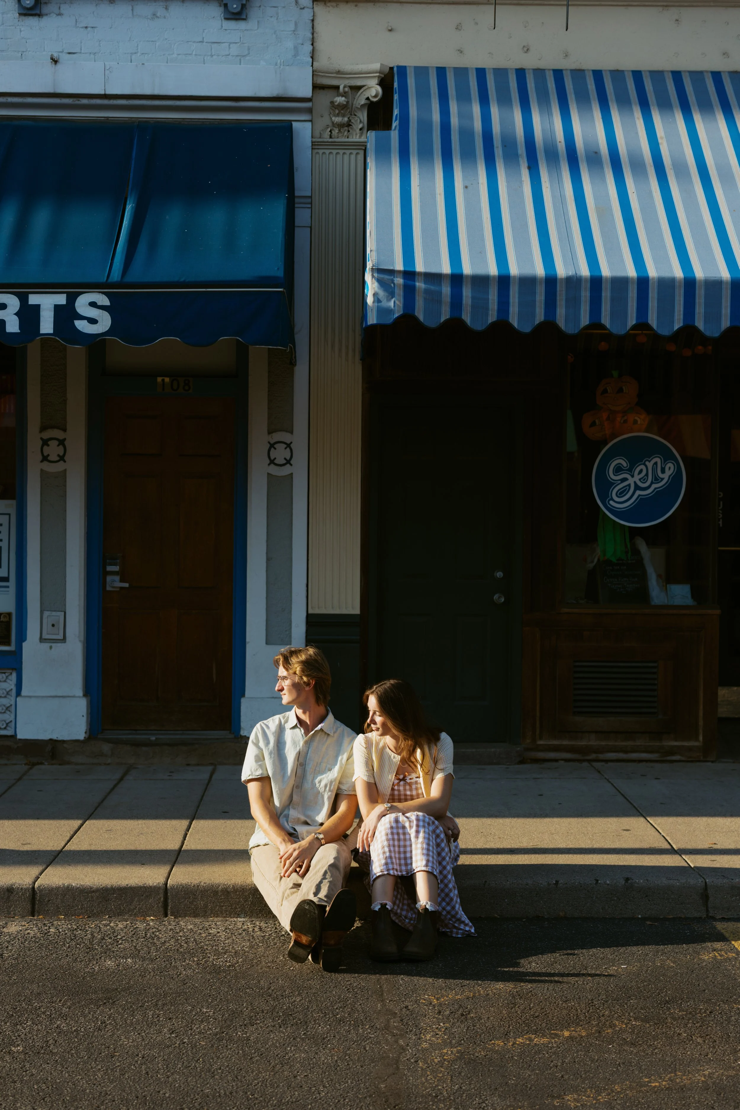 Findley-Market-couple-photos-57.jpg