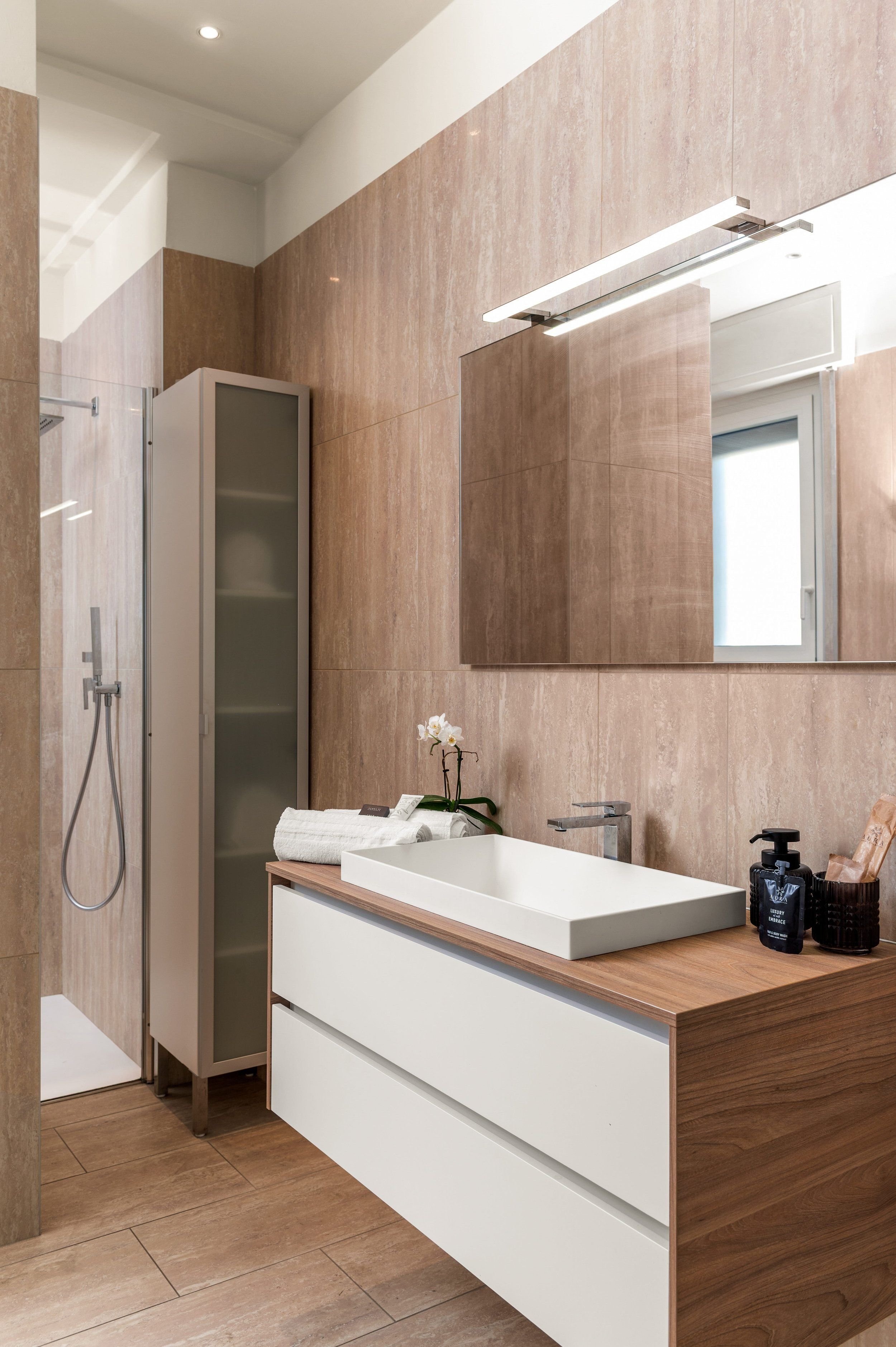 Bathroom 2 02.jpg
