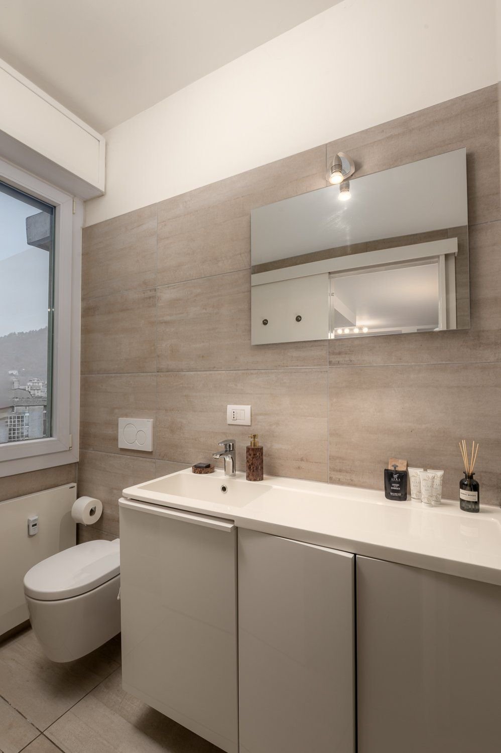 Bathroom 2 02.jpg