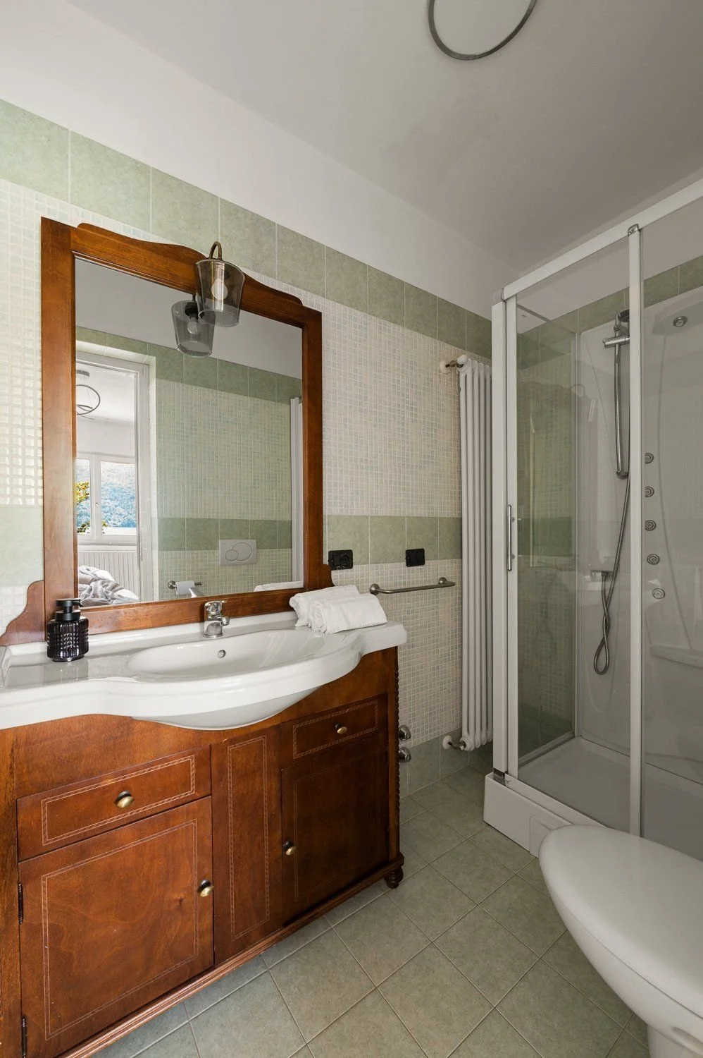 Bathroom 2 01.jpg