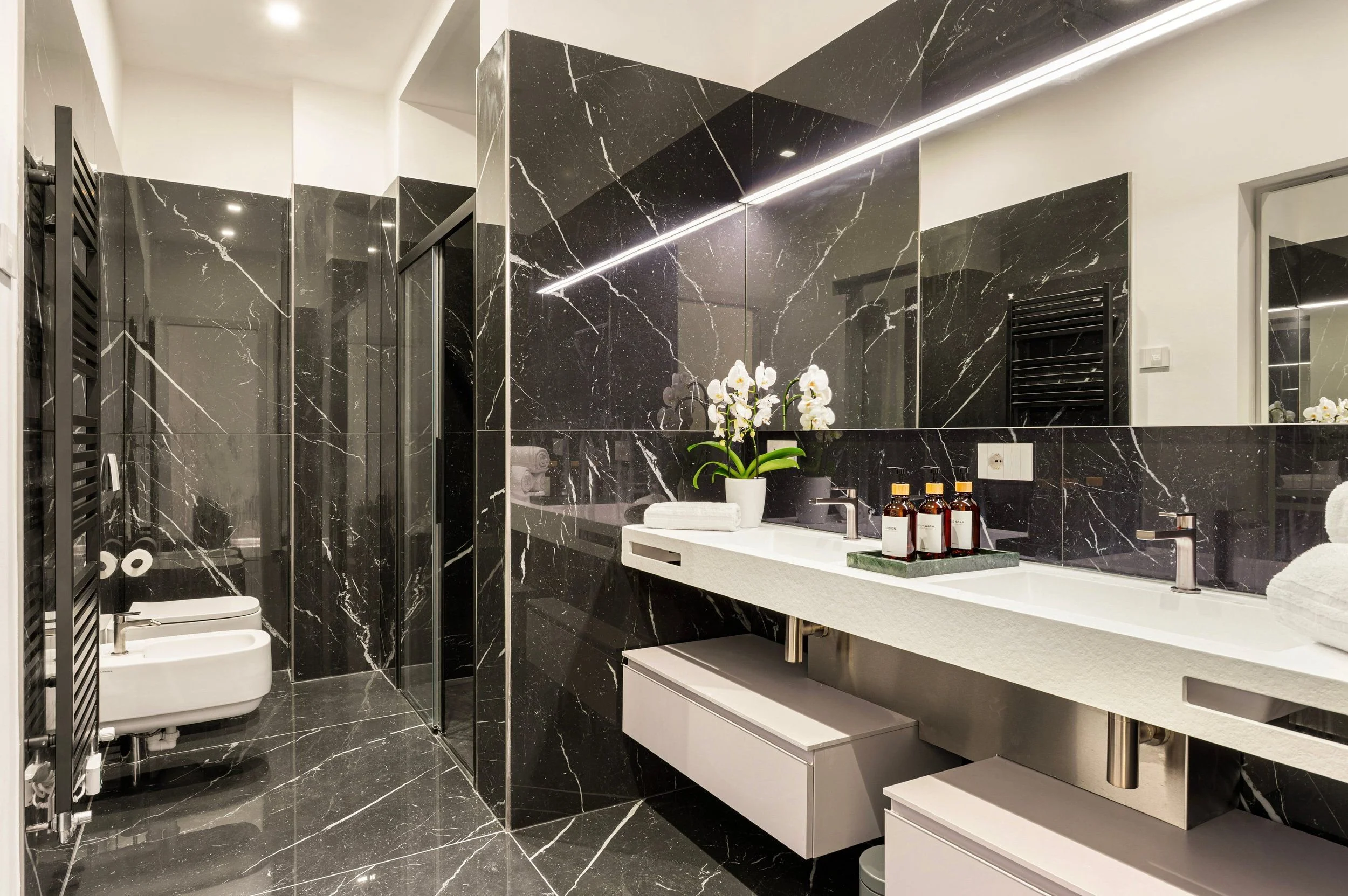 Bathroom 1 01.jpg
