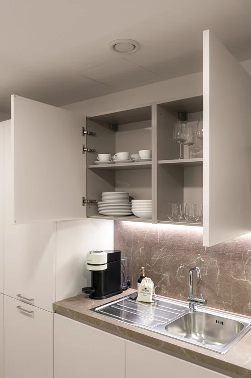 Kitchenette & dining