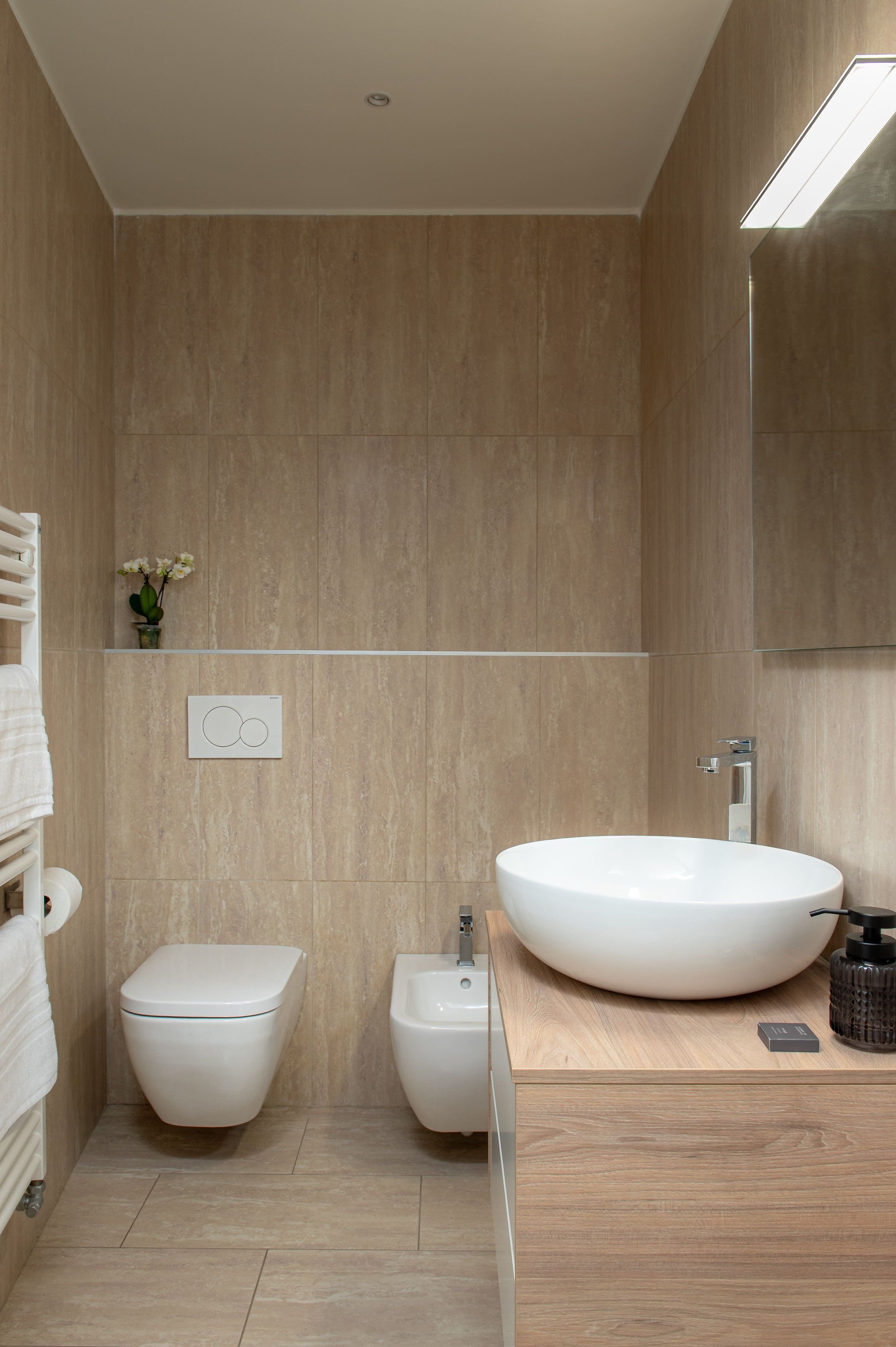 Bathroom 1 01.jpg