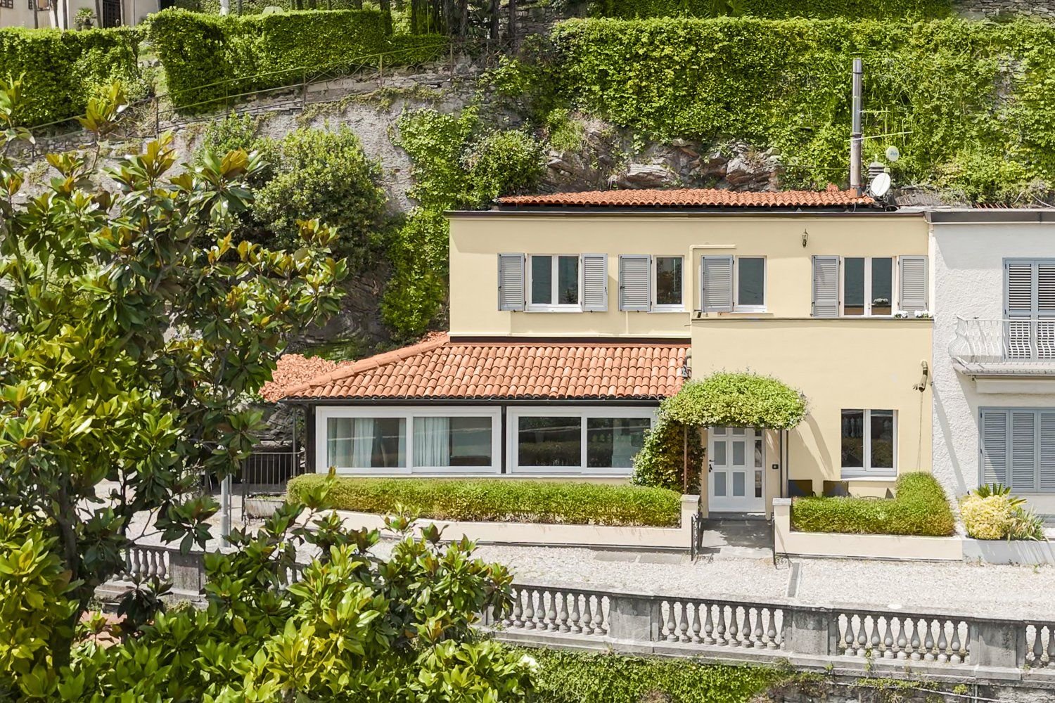 Exterior 01.jpg